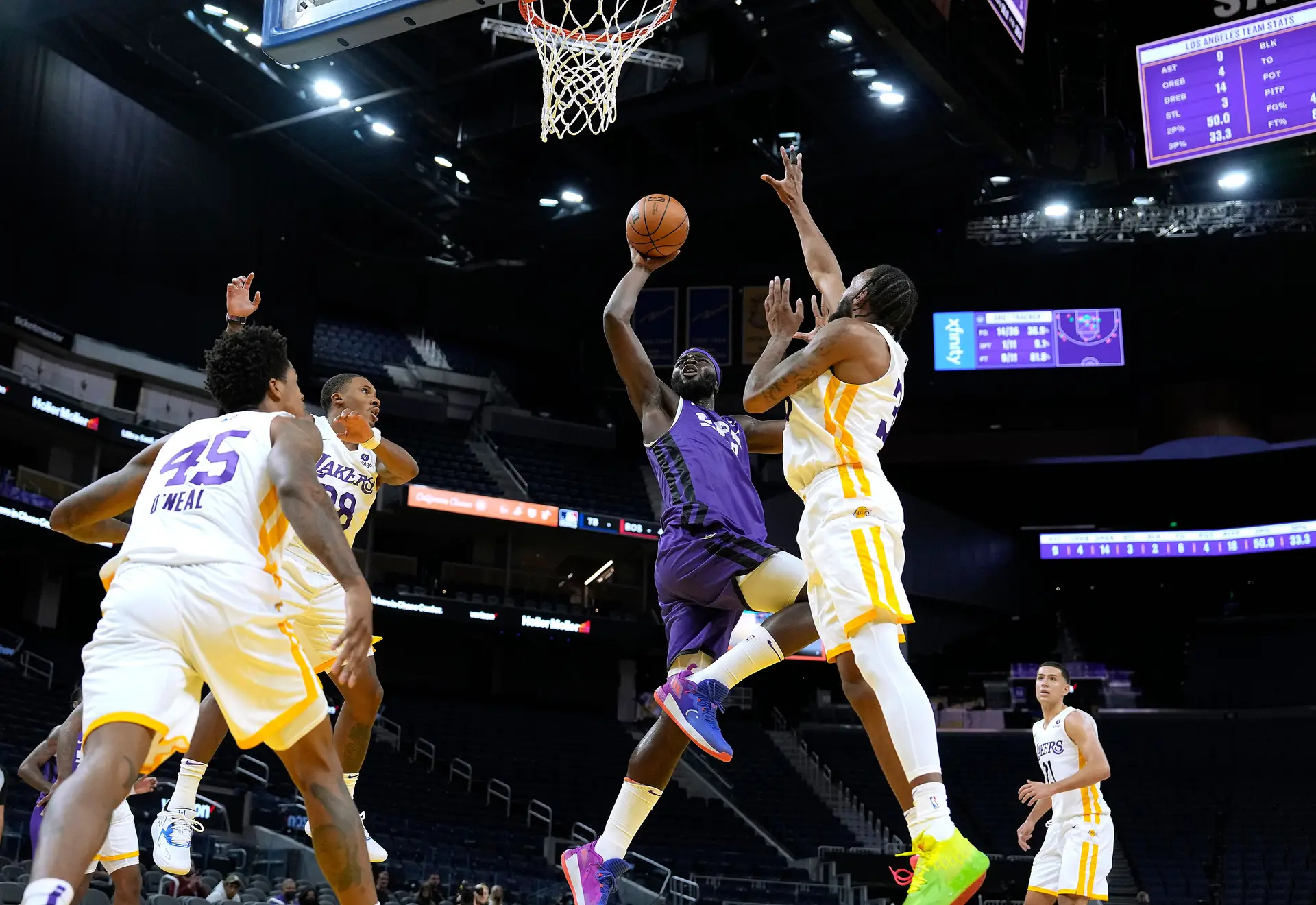 Neemias Queta soma quatro pontos no primeiro jogo da pré-temporada da NBA