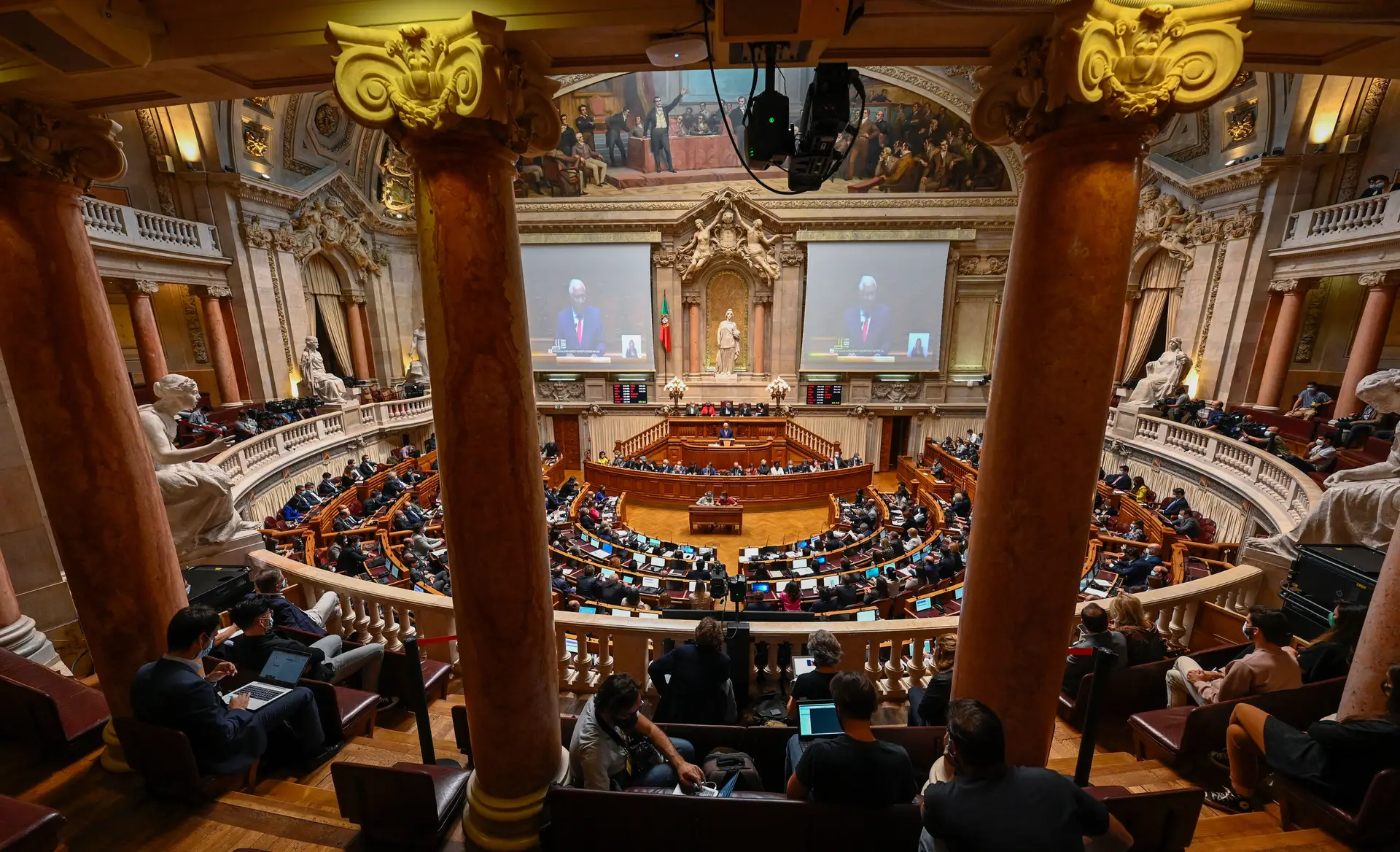 Aprovado agravamento de penas para partilha não consentida de conteúdos íntimos