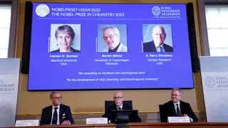 Nobel da Química atribuído a Carolyn Bertozzi, Morten Meldal e Barry Sharpless