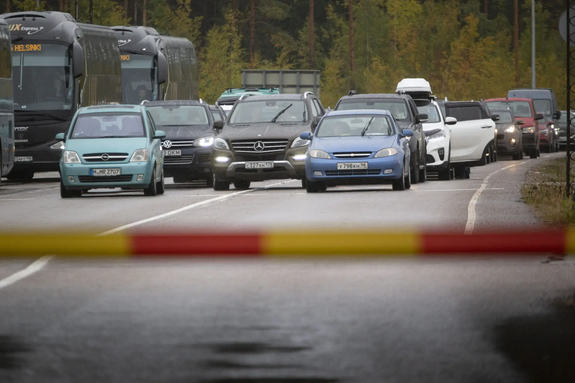 Carros e autocarros russos tentam passar a fronteira para entrar em Virolahti, na Finlândia.
