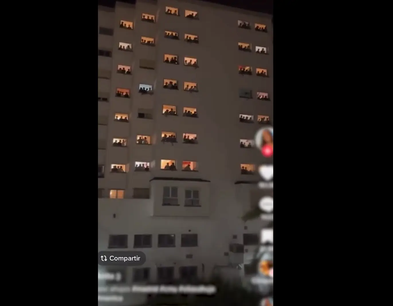 Vídeo com estudantes de uma residência universitária espanhola a gritarem insultos machistas a colegas.