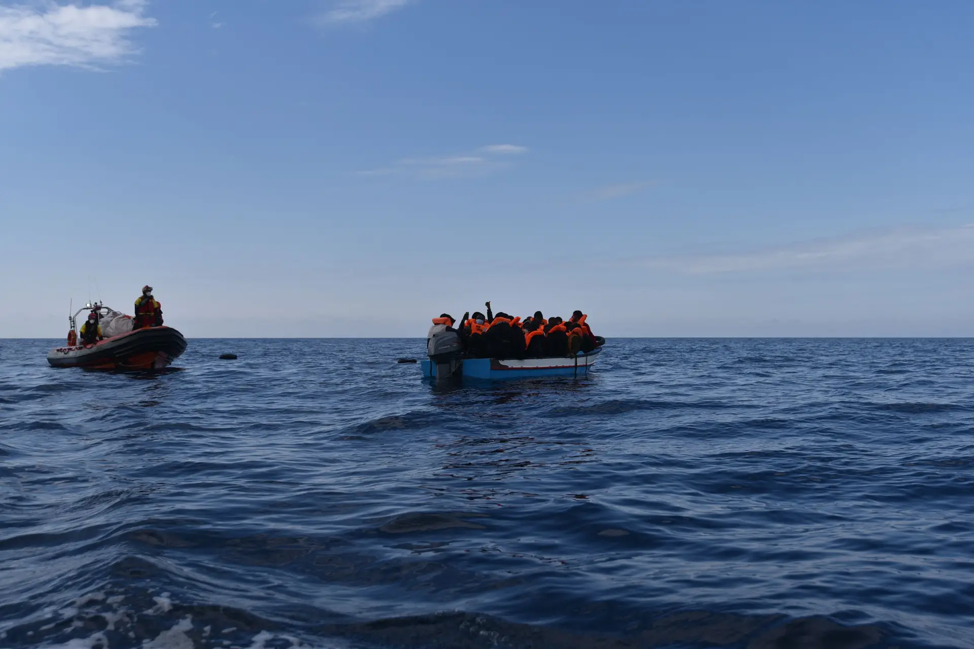 Oito migrantes "morreram de frio" a bordo de embarcação precária ao largo de Itália