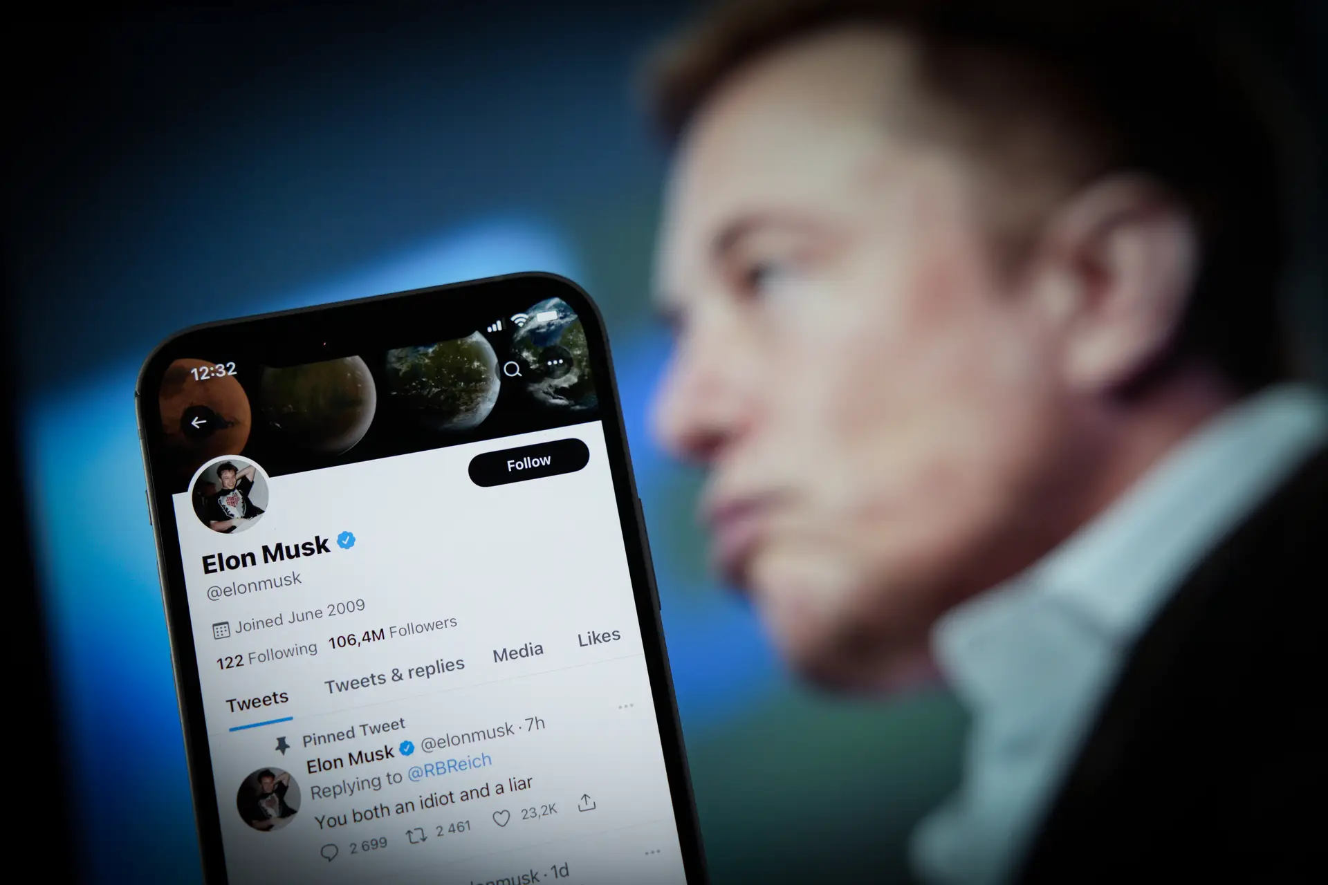 Elon Musk toma controlo do Twitter e afasta diretores