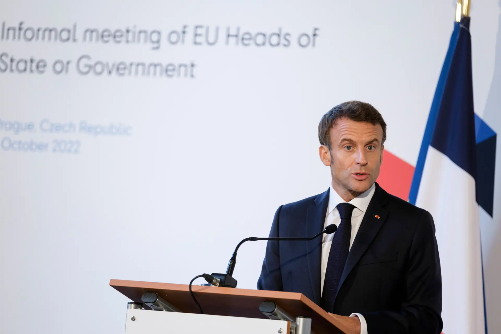 Macron anuncia 100 milhões para Ucrânia comprar equipamento militar