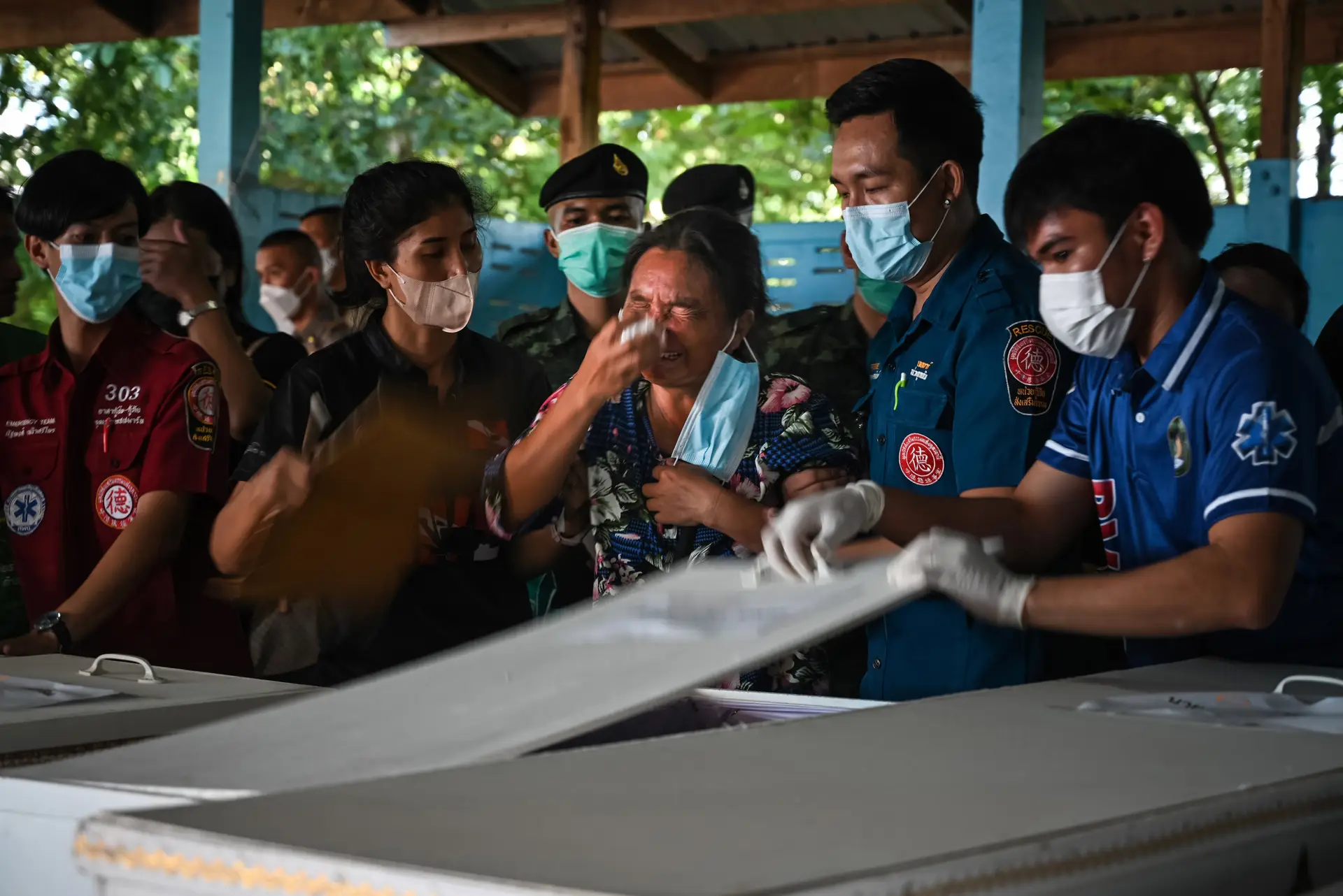 Massacre na Tailândia: autoridades e familiares prestam homenagem