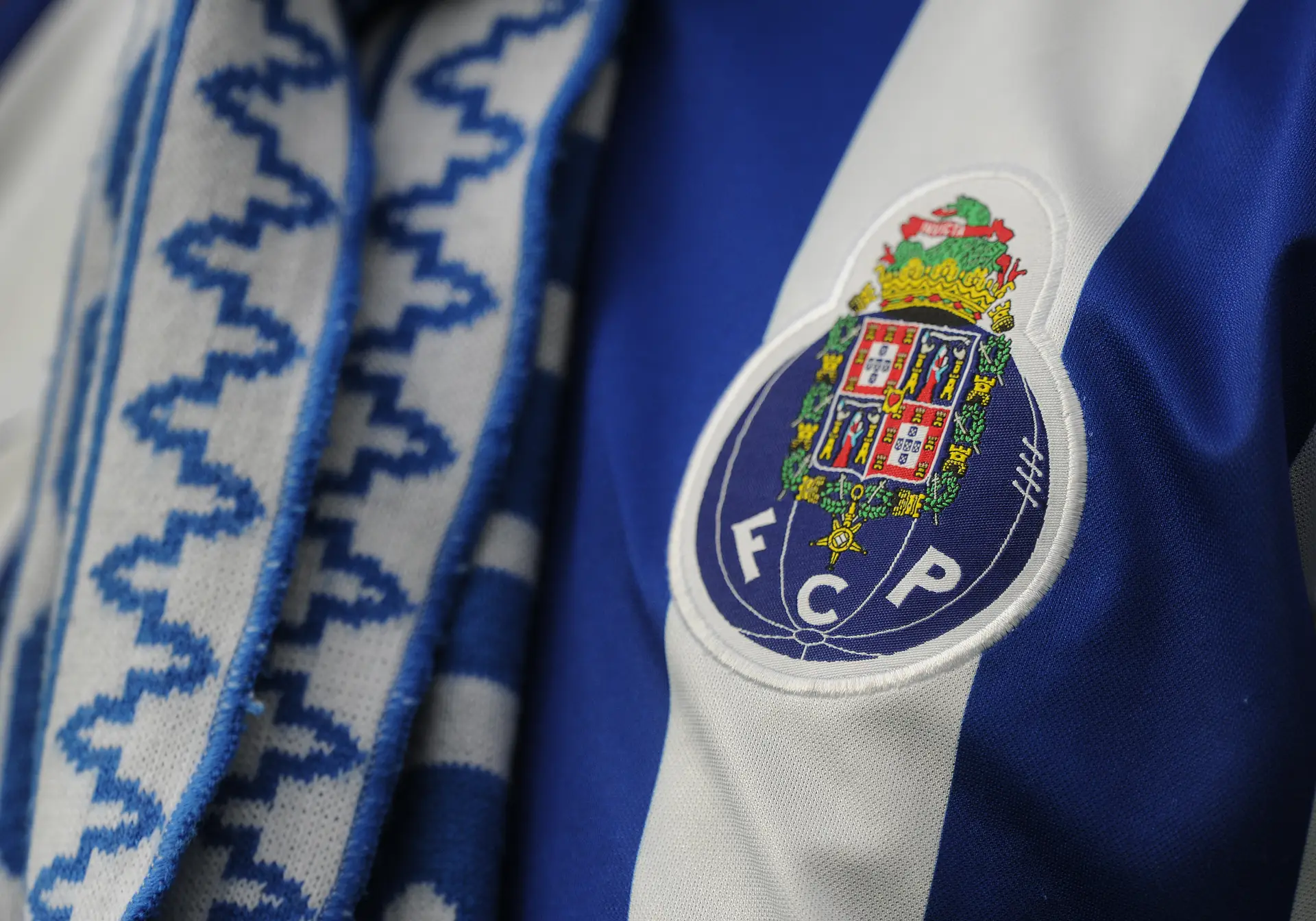Adepto do FC Porto proibido de frequentar estádios por uso de pirotecnia