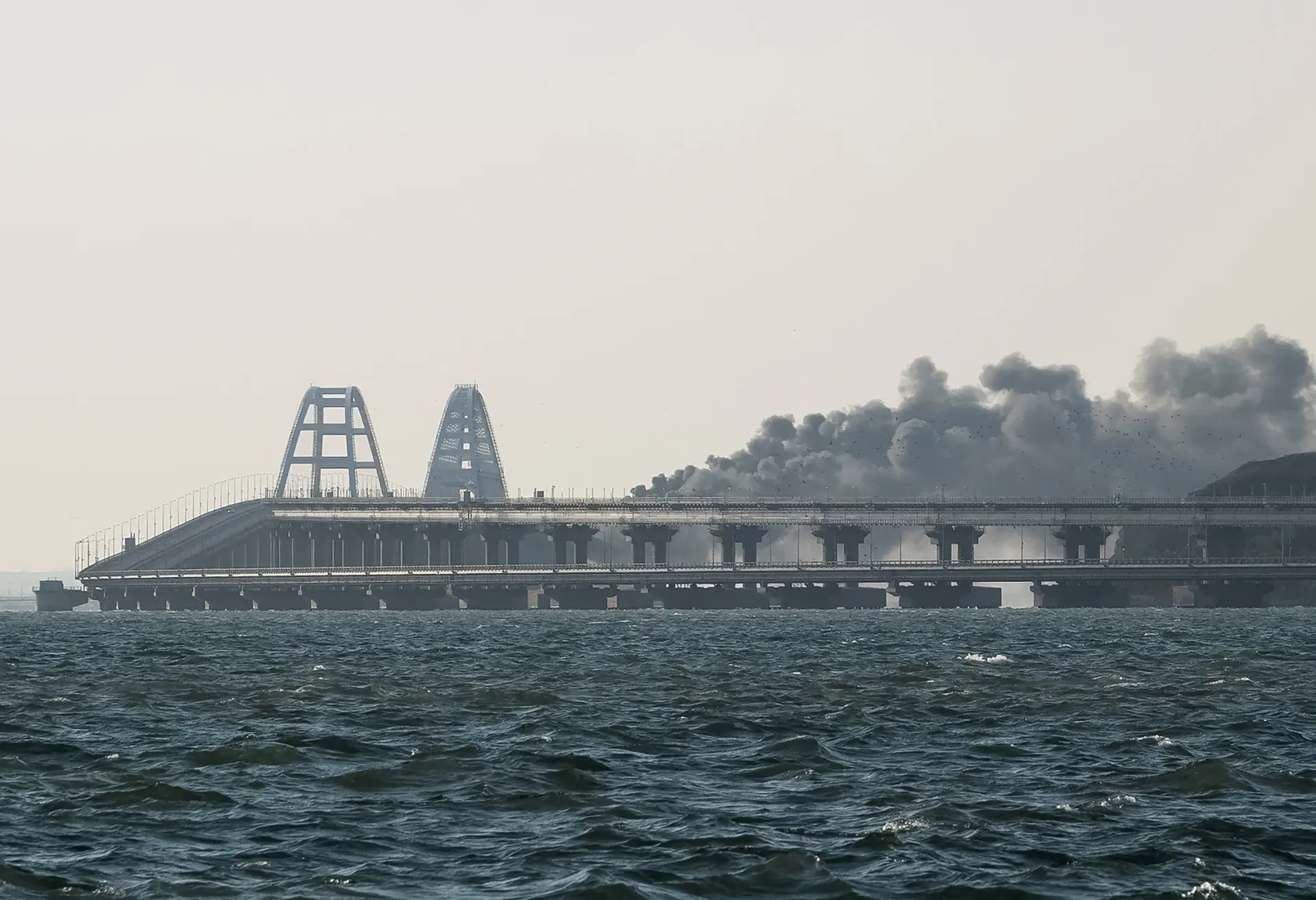 Explosão causou o colapso de parte da ponte que liga a Rússia à Crimeia