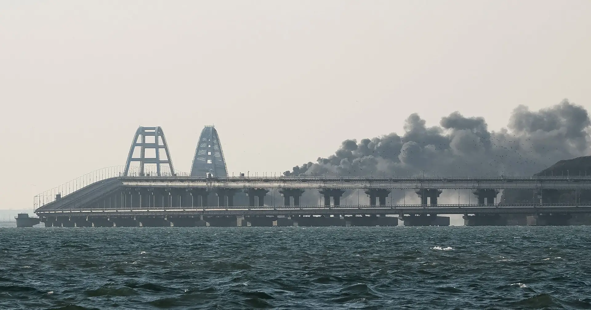 Explosão Causou O Colapso De Parte Da Ponte Que Liga A Rússia à Crimeia ...