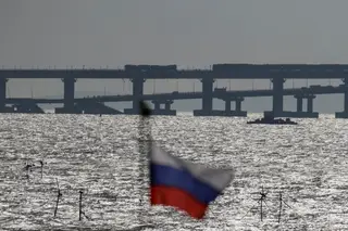 Mergulhadores russos avaliam estragos na ponte da Crimeia