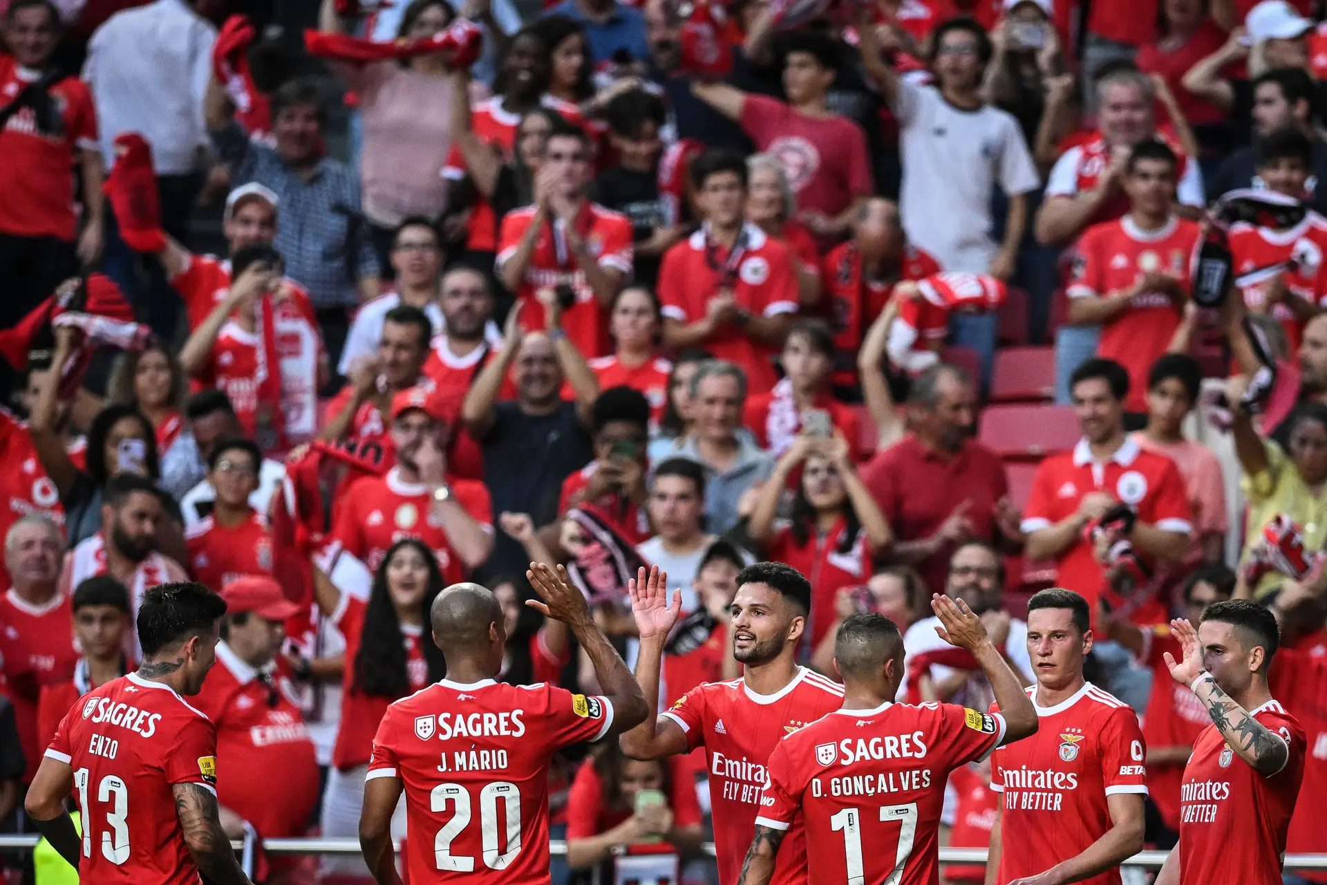 Champions: inglês Michael Oliver vai arbitrar o PSG-Benfica - SIC