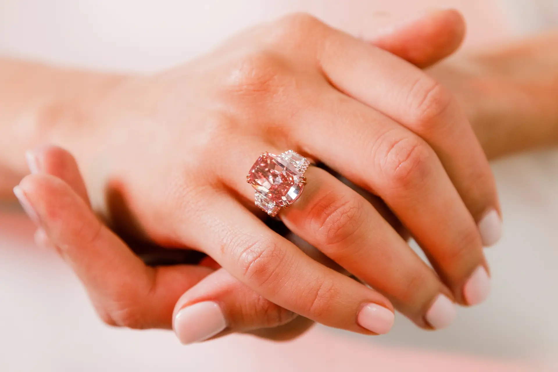 Diamante rosa vendido em leilão por valor recorde
