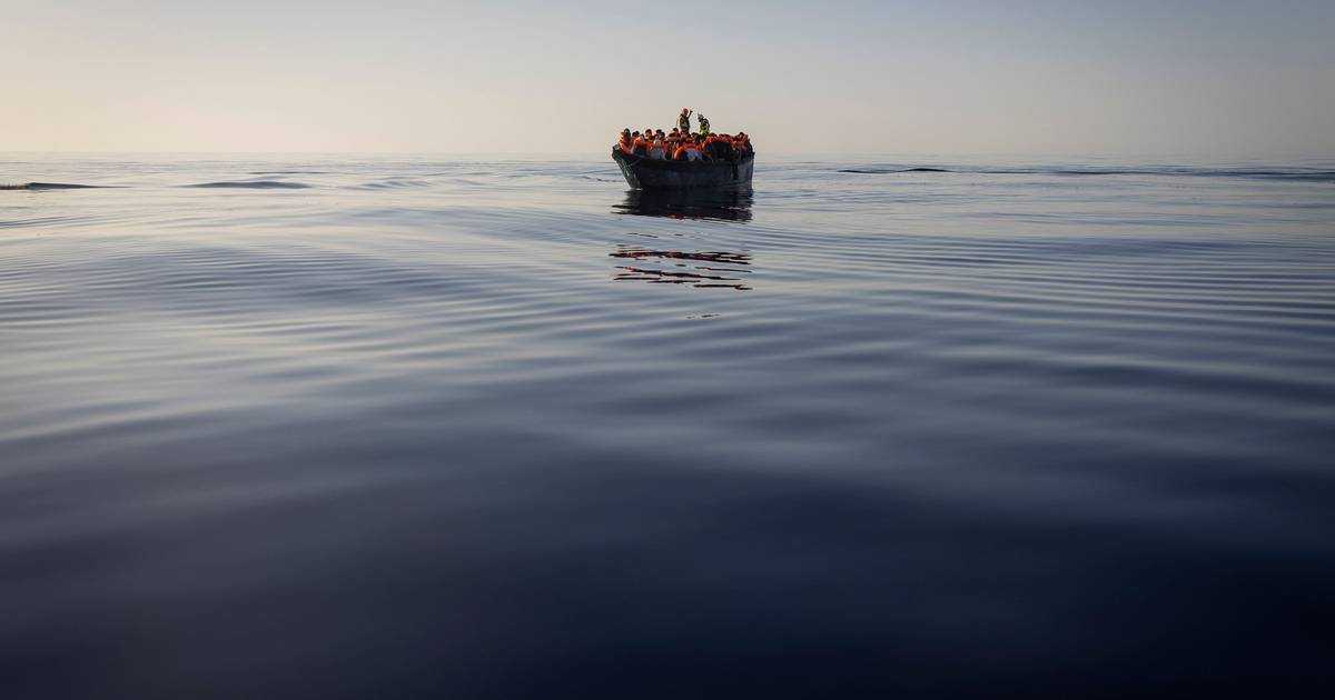 Pelo menos 6 mortos e 40 desaparecidos num naufrágio de migrantes em Itália