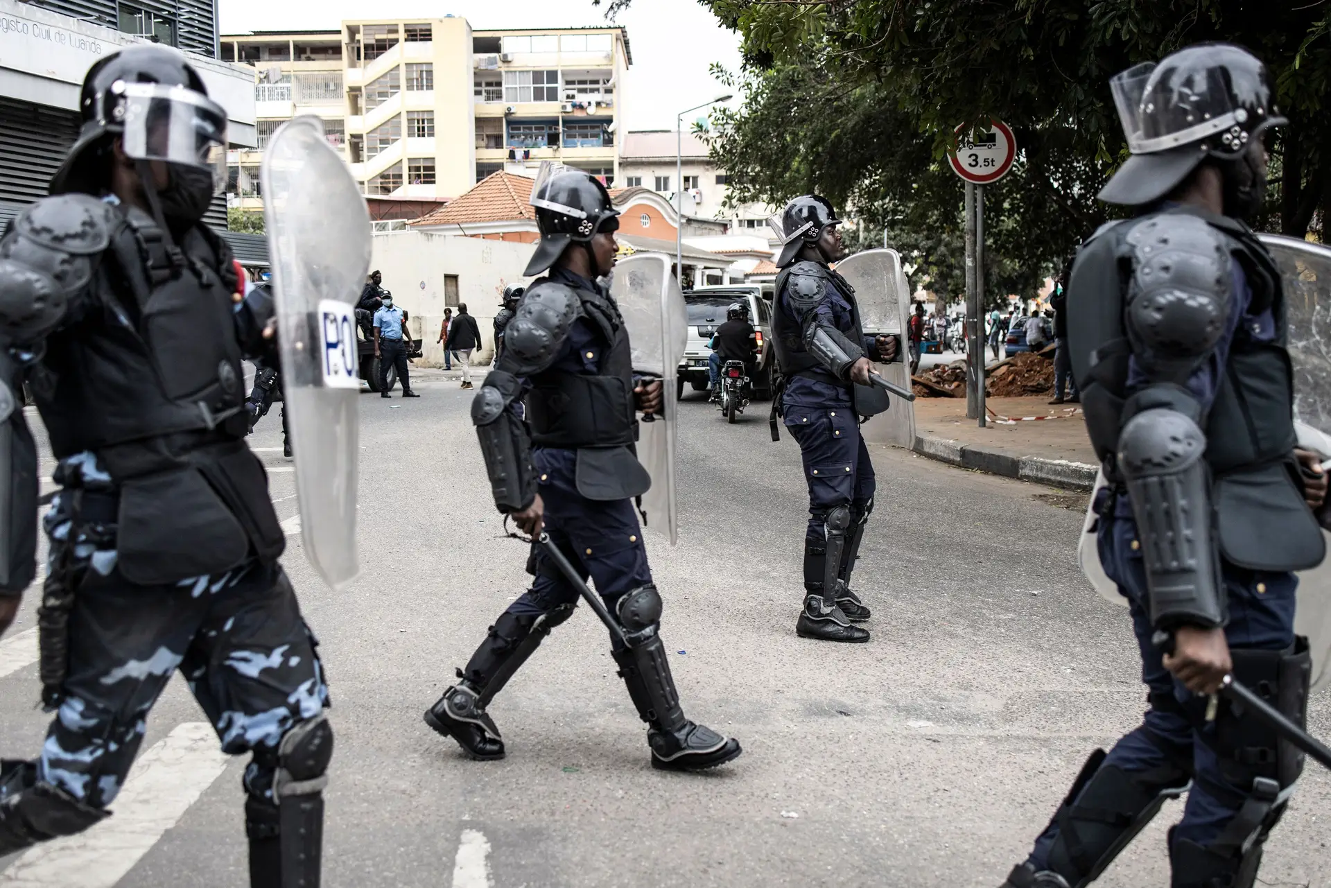 Polícia angolana detém jornalista e 14 estudantes em protesto contra a imposição de cortes de cabelo