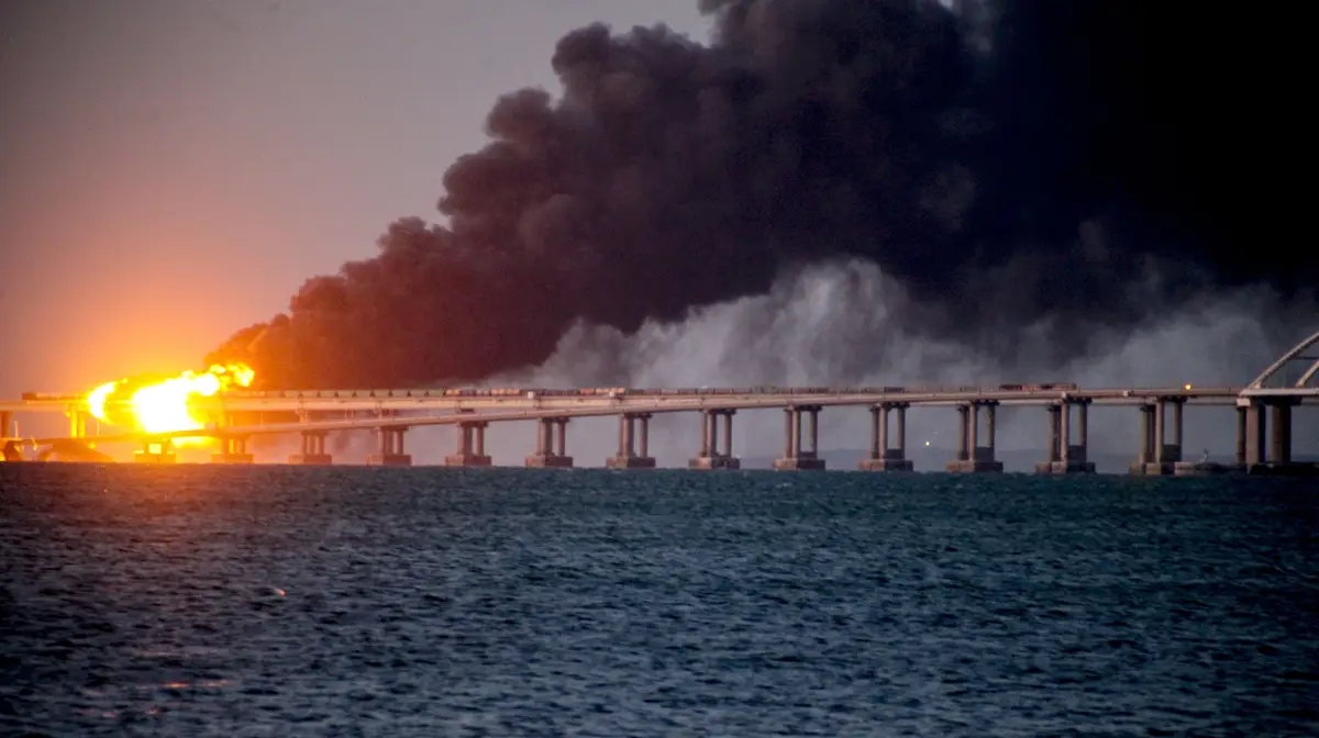 Explosão na ponte Kerch no Estreito de Kerch, Crimeia em 08 de outubro de 2022.