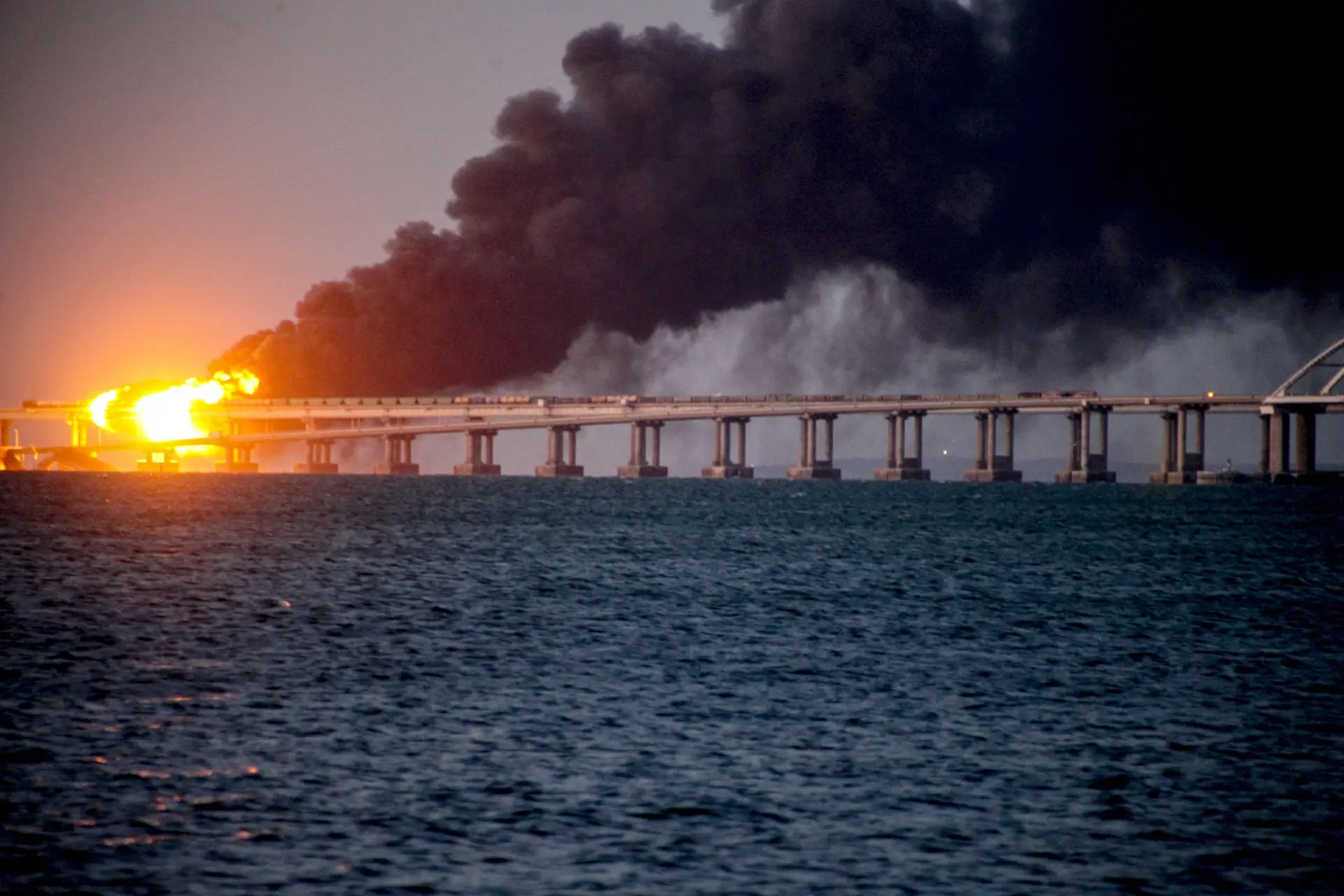 Explosão na ponte Kerch no Estreito de Kerch, Crimeia em 08 de outubro de 2022.