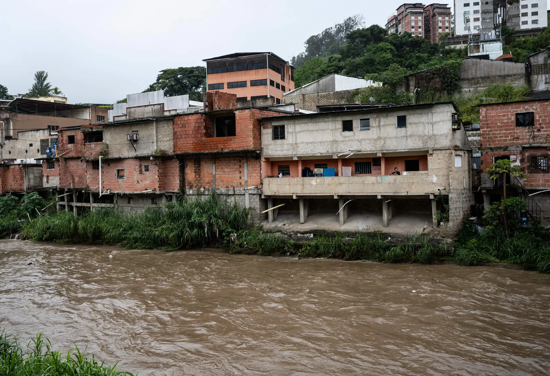 Venezuela: Secretário de Estado das Comunidades acompanha situação com preocupação