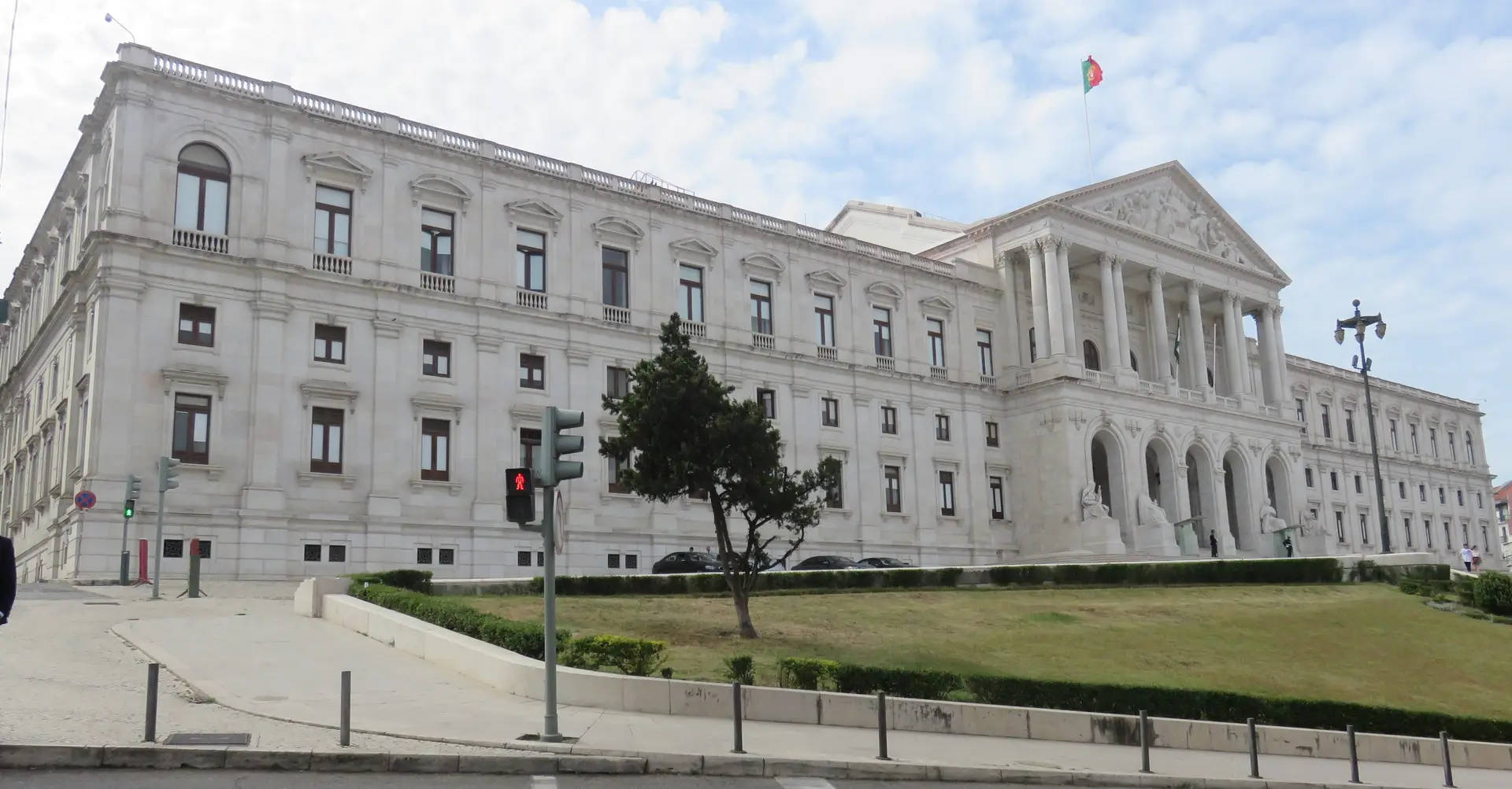 Parlamento desliga luzes da fachada e pede a deputados que usem transportes para poupar energia