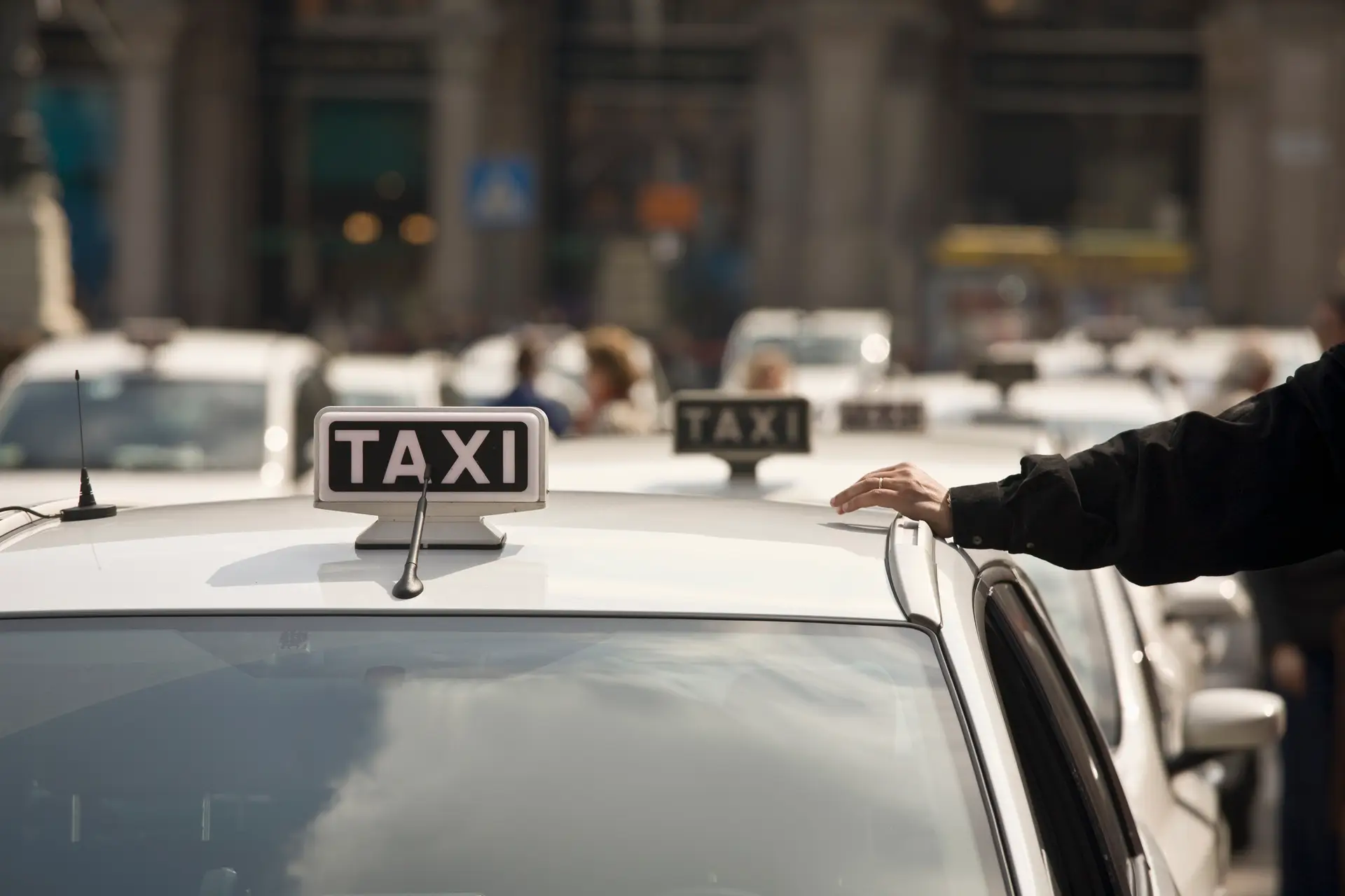 Governo adia para 2023 alterações às leis dos setores do táxi e TVDE