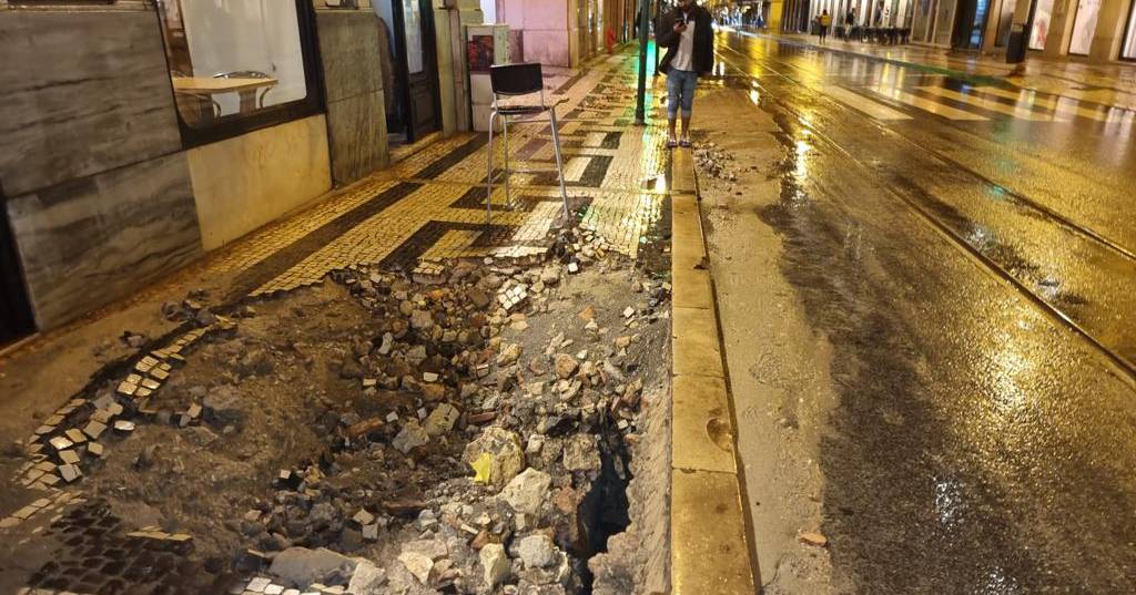 Principales calles de Lisboa inundadas por fuertes lluvias