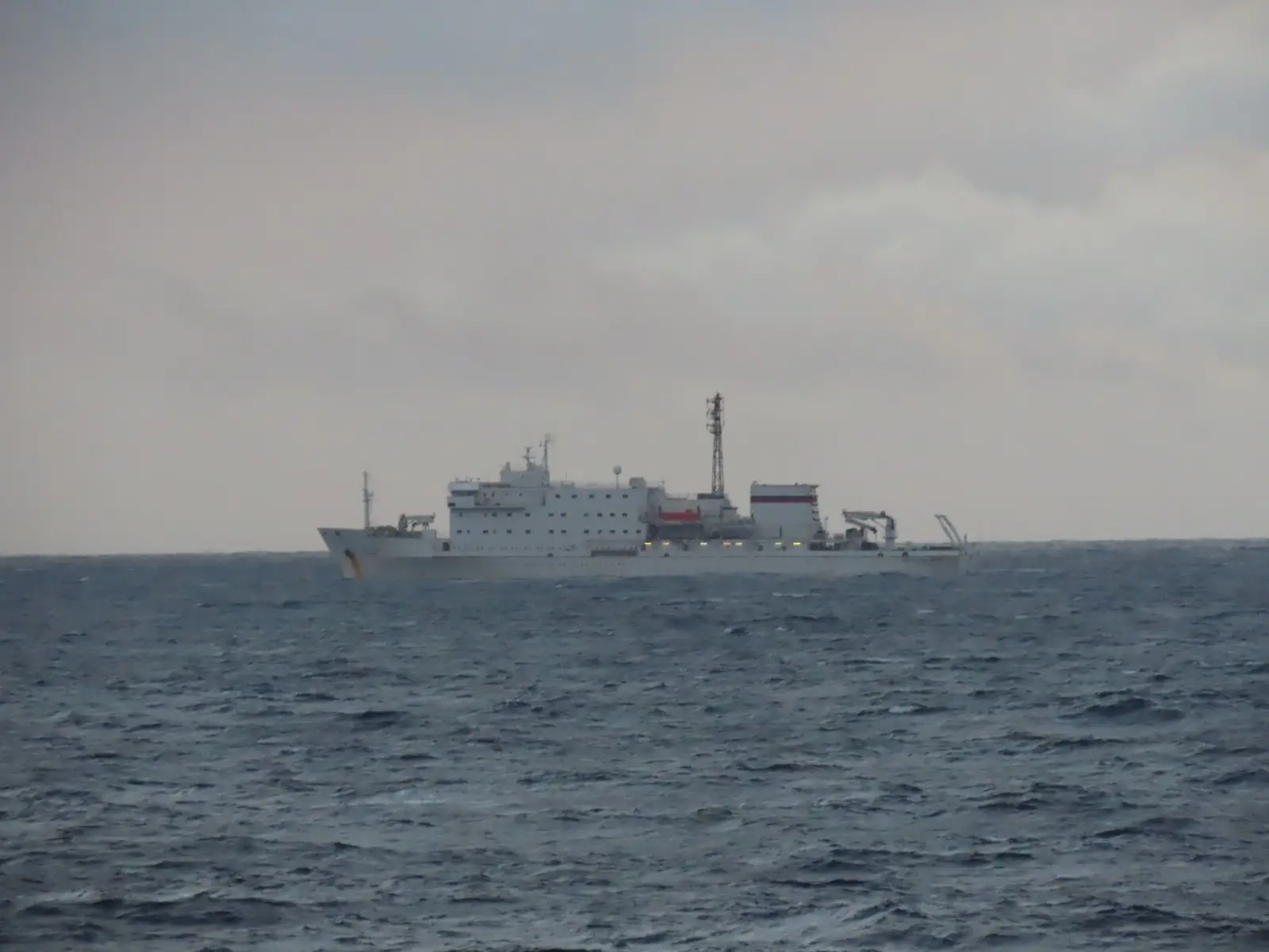 Passagem de navio russo por águas portuguesas acompanhada pelas Forças Armadas