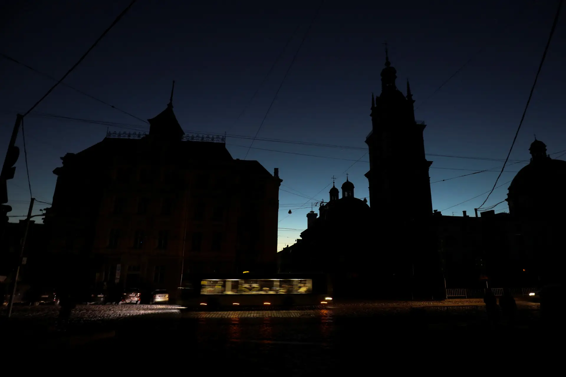 Novos ataques russos atingem infraestrutura de energia em Lviv