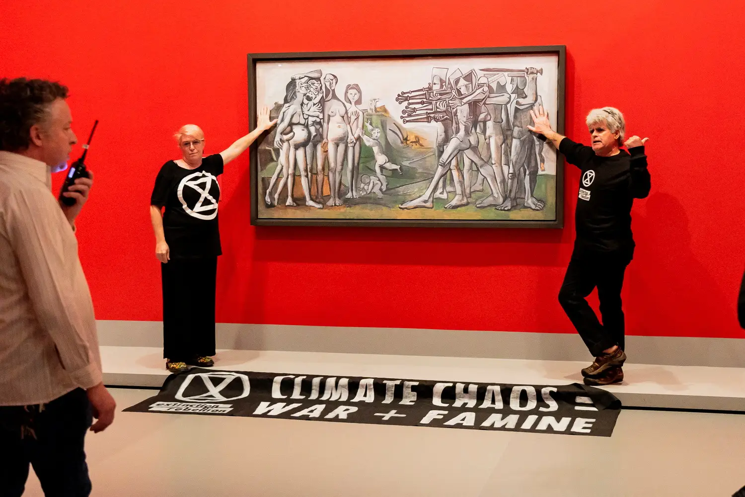 Ativistas colam-se a pintura de Picasso em protesto