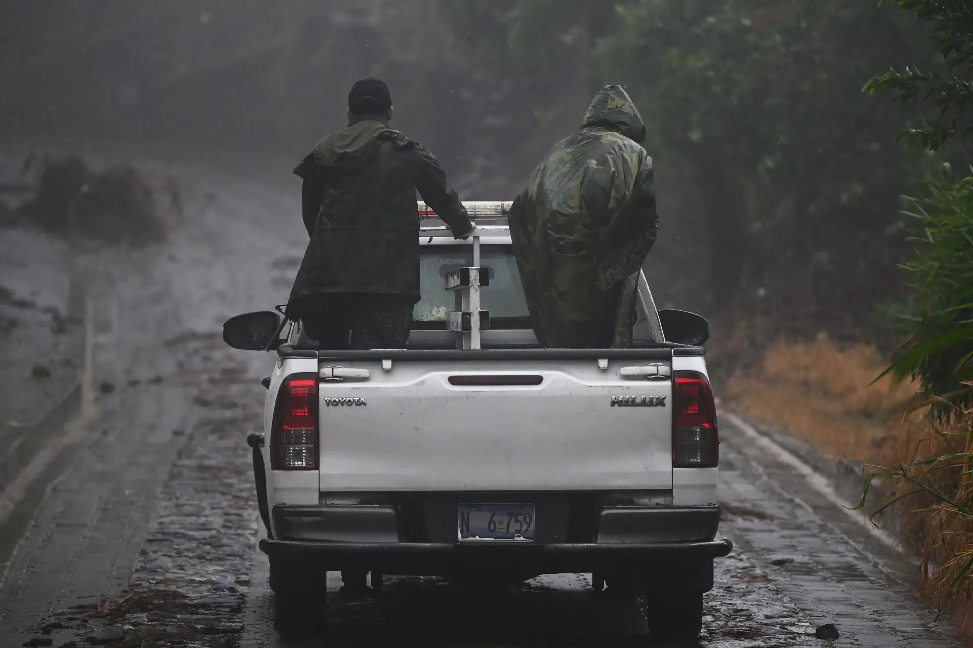 Militares de El Salvador patrulham uma estrada após passagem do Furacão Júlia.