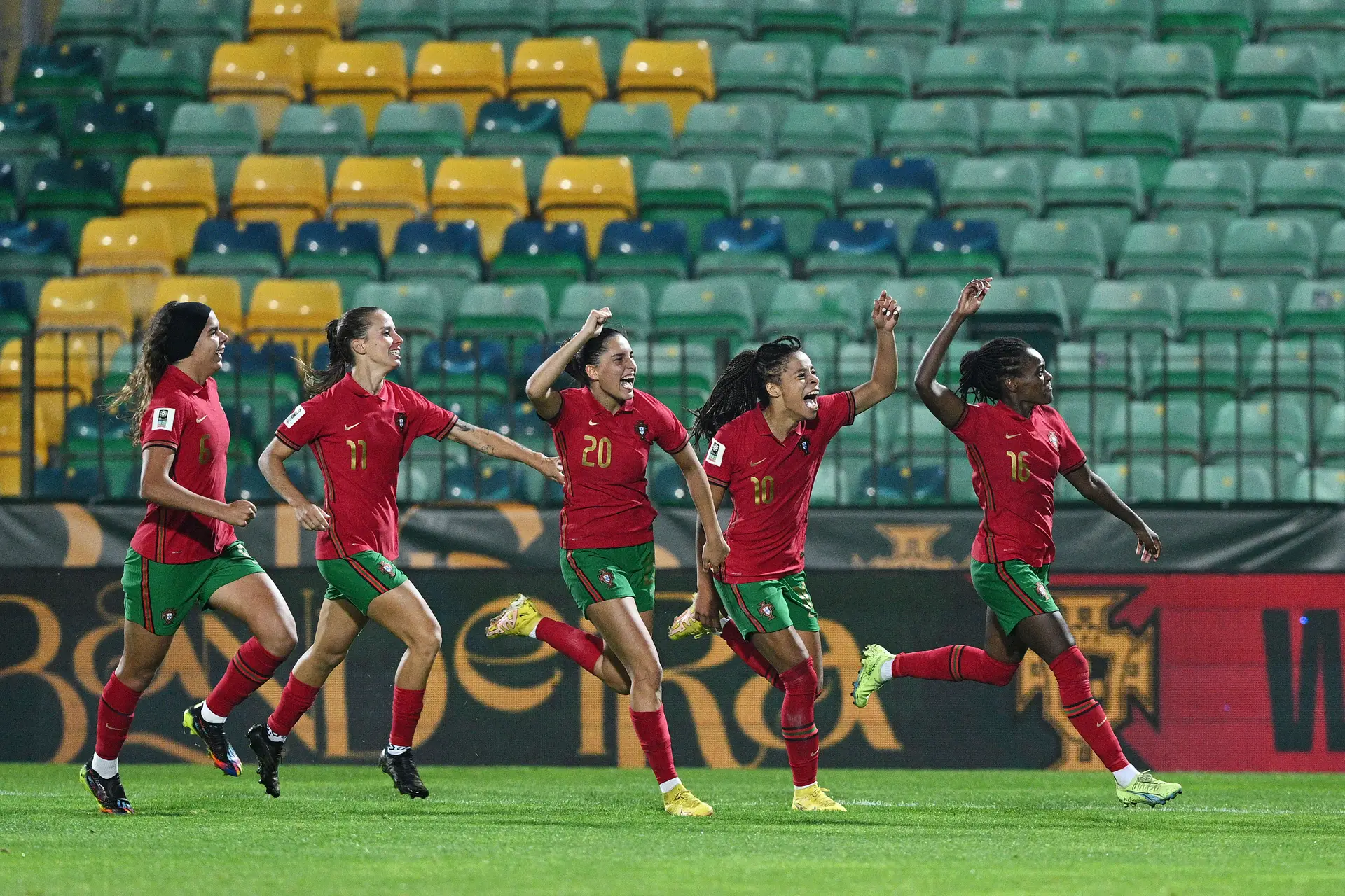 Portugal vence e fica mais perto do Mundial de futebol feminino