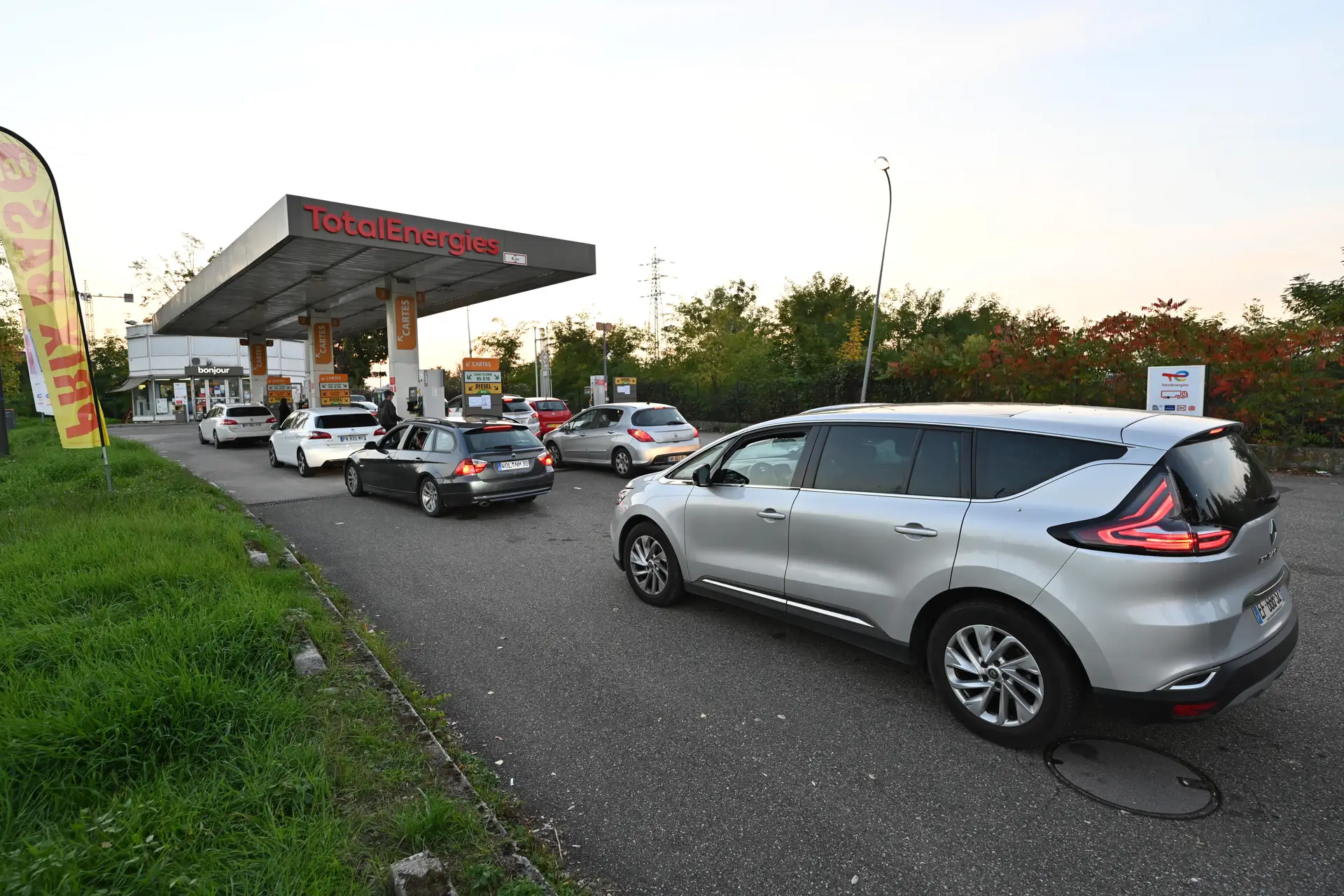 Escassez de combustível provoca longas filas nos postos de abastecimento em França