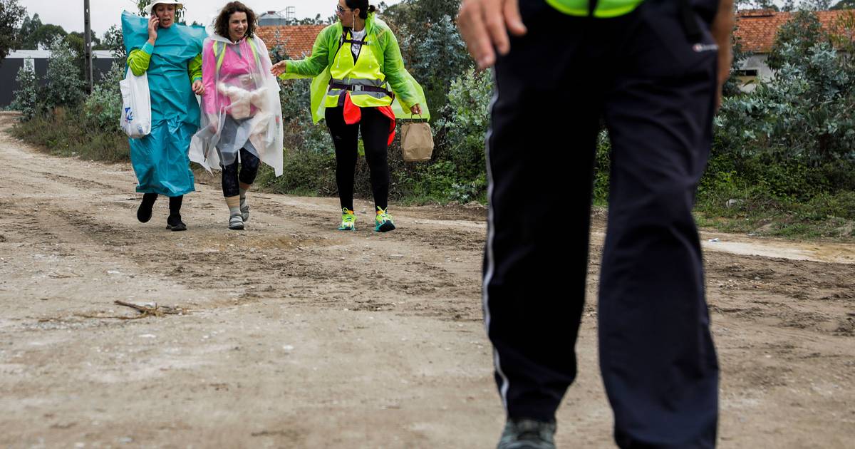 Com peregrinos a caminho de Fátima, GNR alerta para estradas com pouca visibilidade e sem passeios