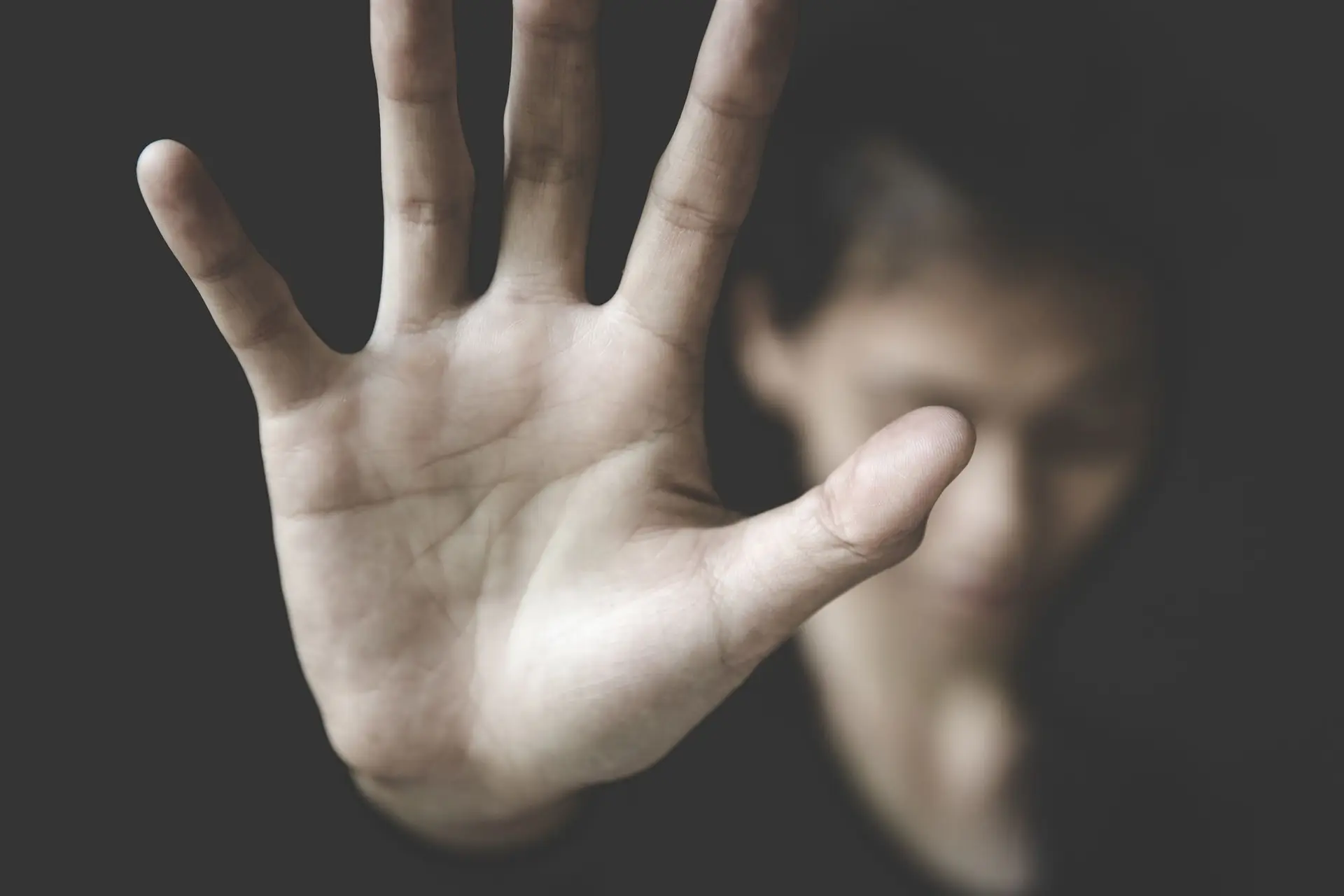 Não acontece só "aos filhos dos outros": livro dá orientações a famílias sobre violência sexual