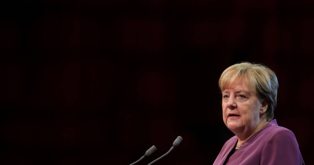 Angela Merkel afasta hipótese de mediar eventuais negociações entre a Rússia e a Ucrânia