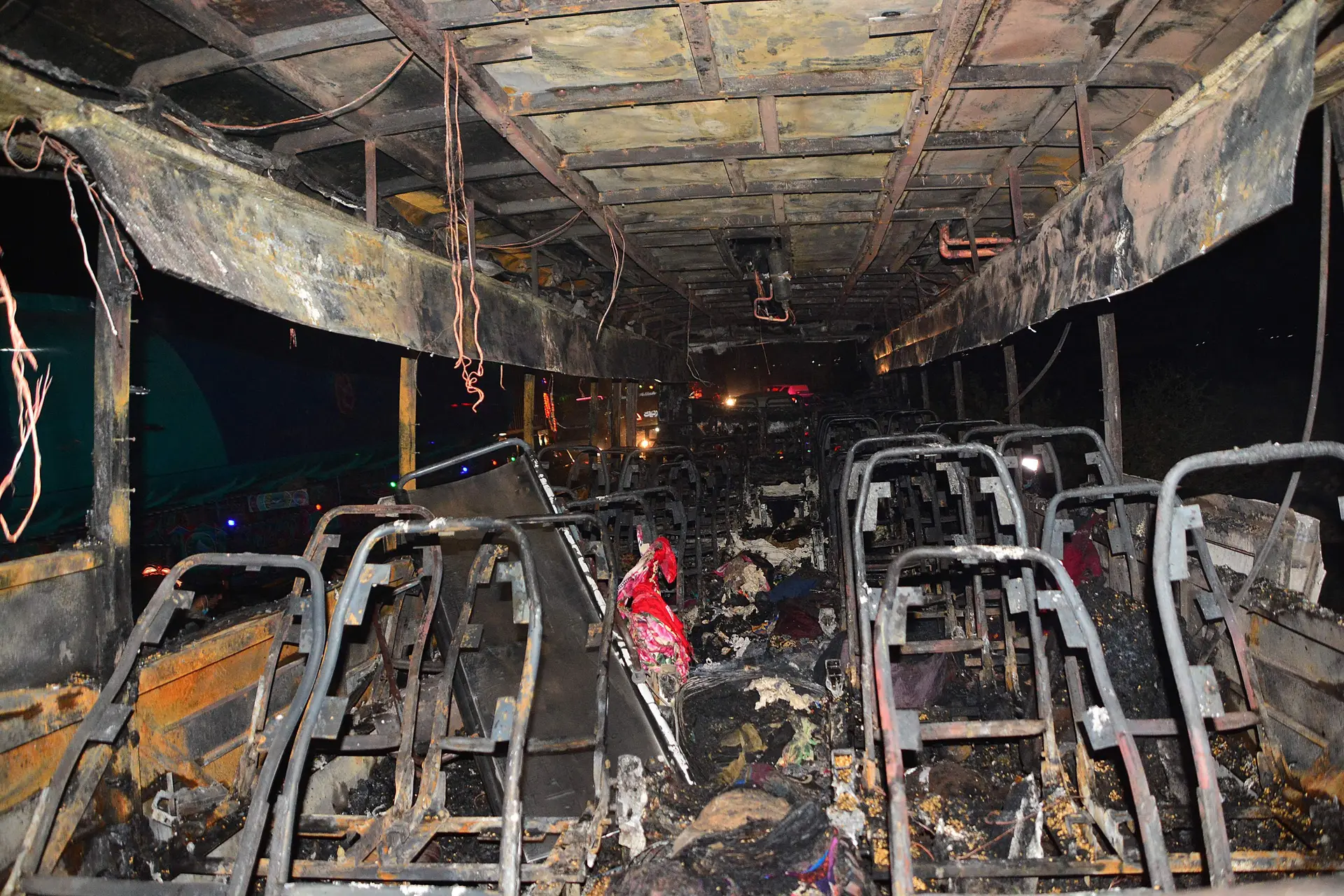 Autocarro incendiado no Paquistão