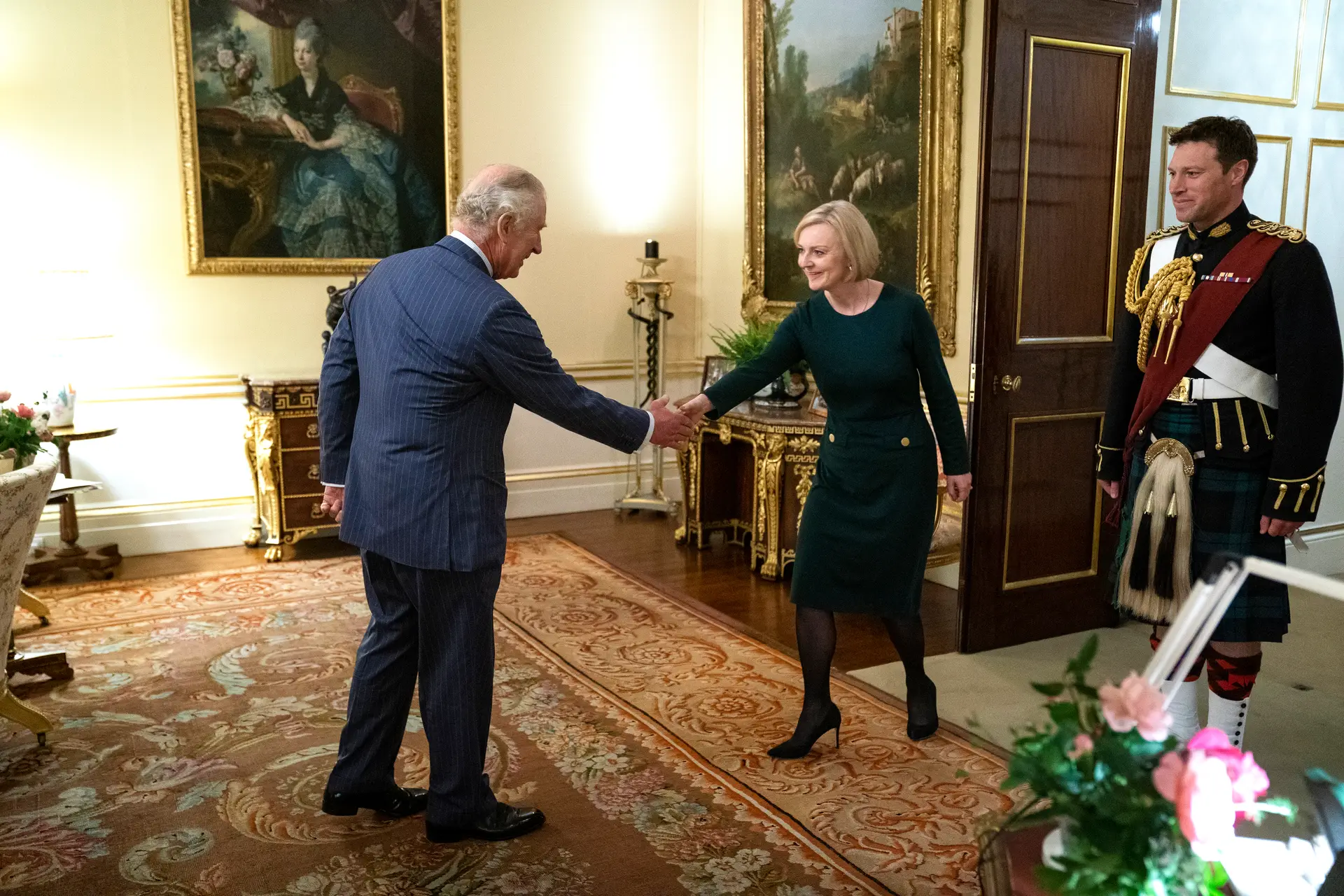 O momento (constrangedor) entre o Rei Carlos III e Liz Truss