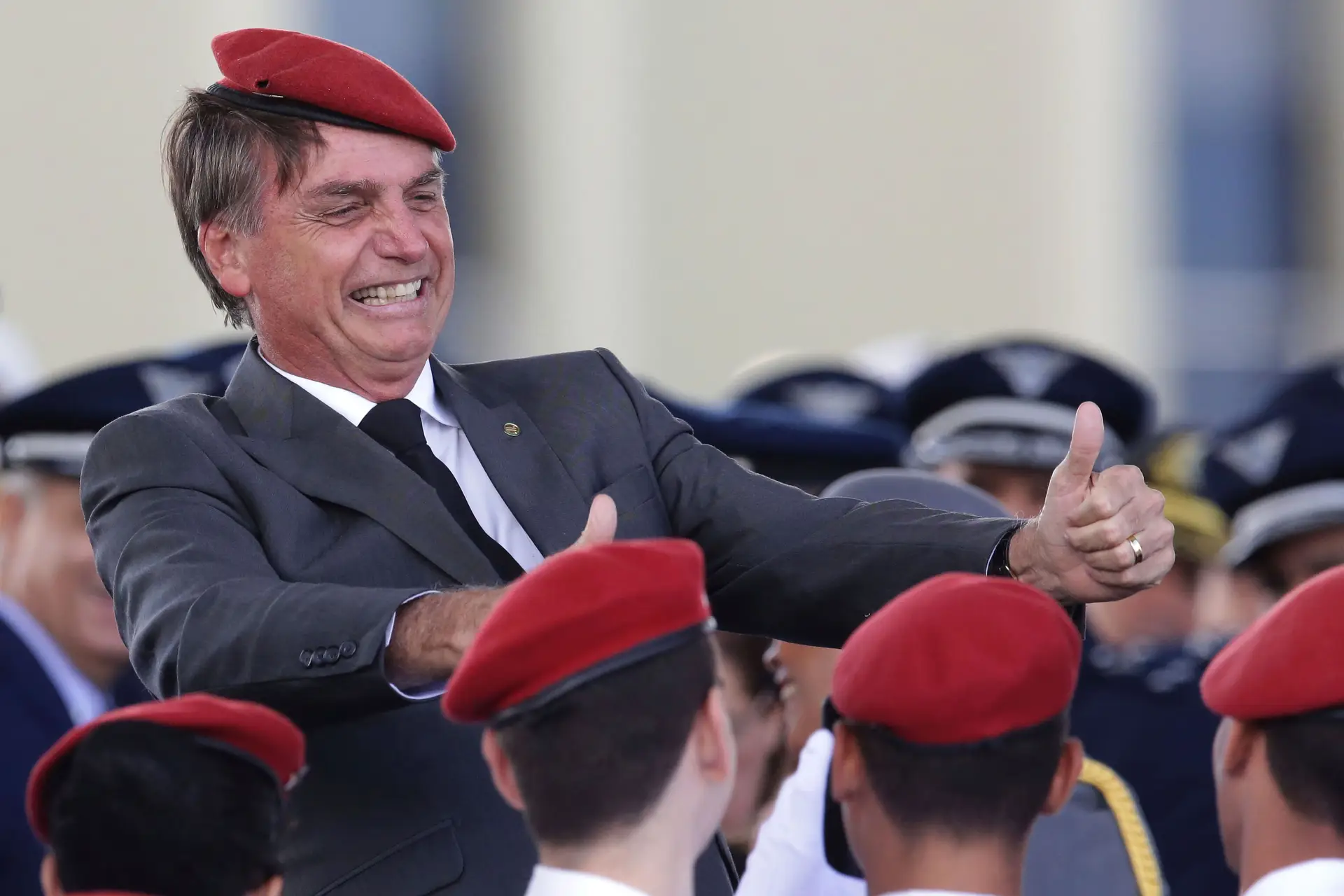 Jair Bolsonaro formou-se na Academia Militar das Agulhas Negras, em 1977. Na foto, assiste à cerimónia do Dia do Exército, em Brasília, em abril de 2018, quando preparava a primeira candidatura à presidência do Brasil.
