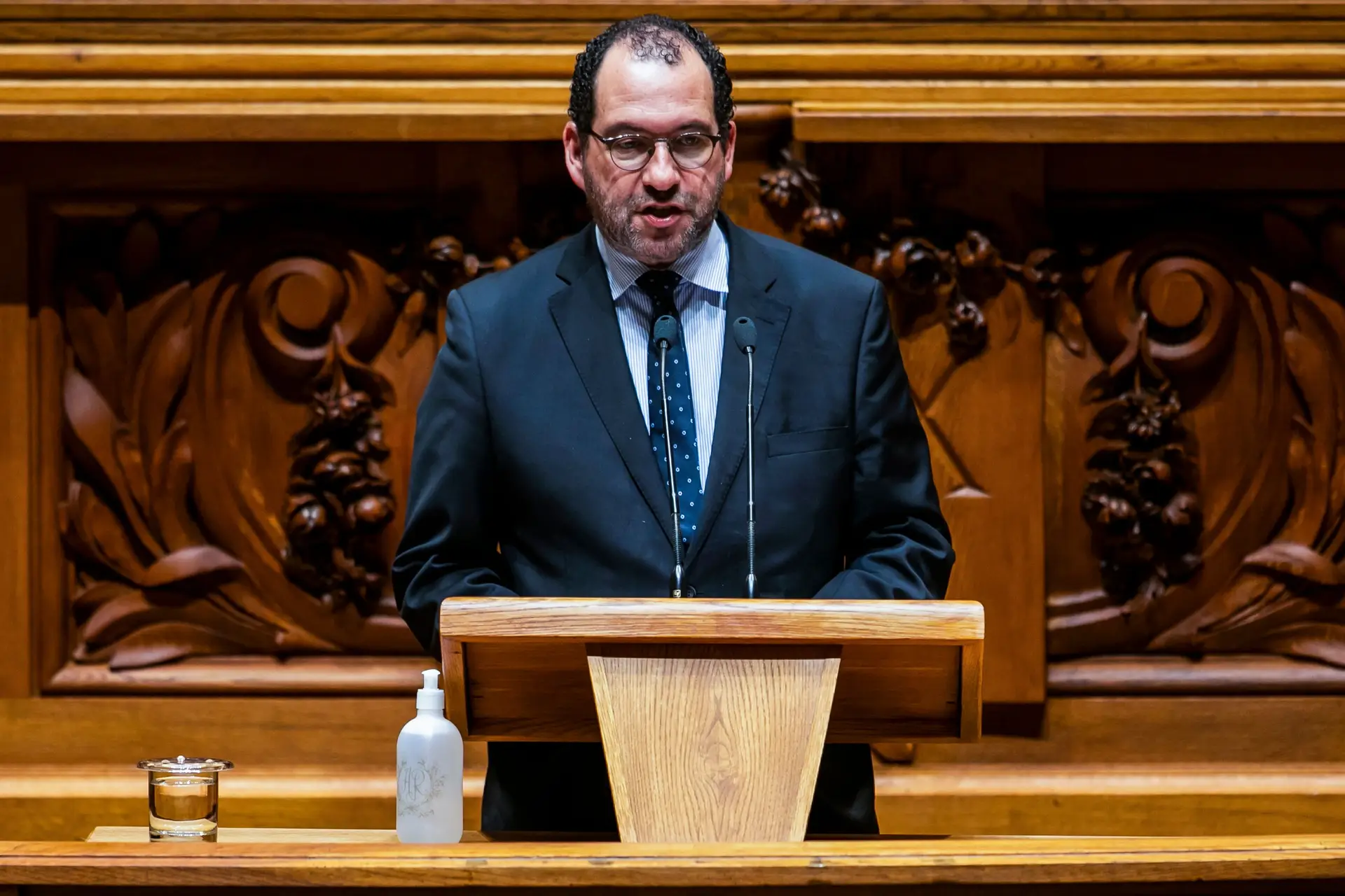 O ministro da Educação, João Costa, intervém no debate sobre política setorial na Assembleia da República, em Lisboa.
