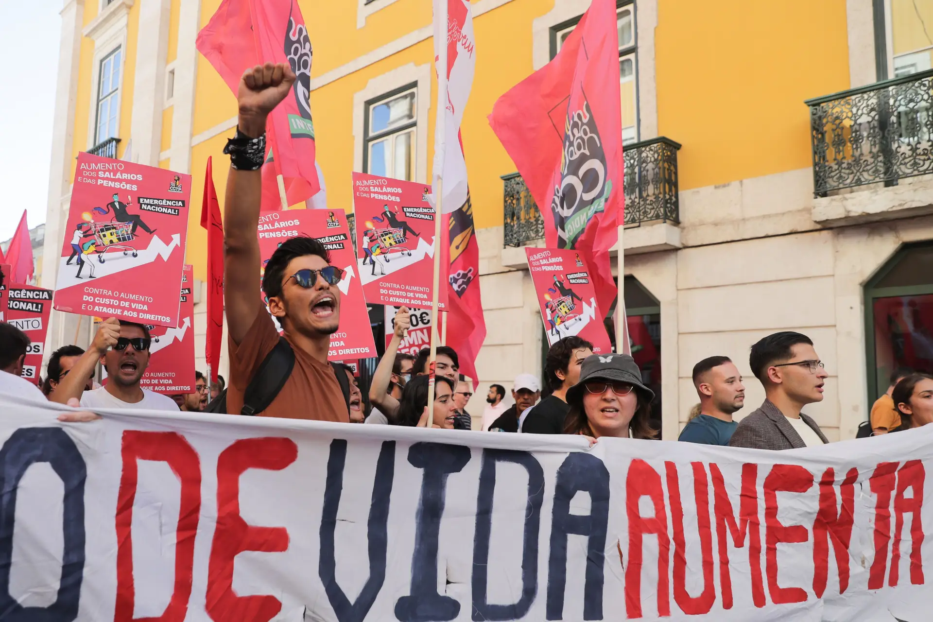 Centenas protestam em Lisboa por aumentos de salários e pensões