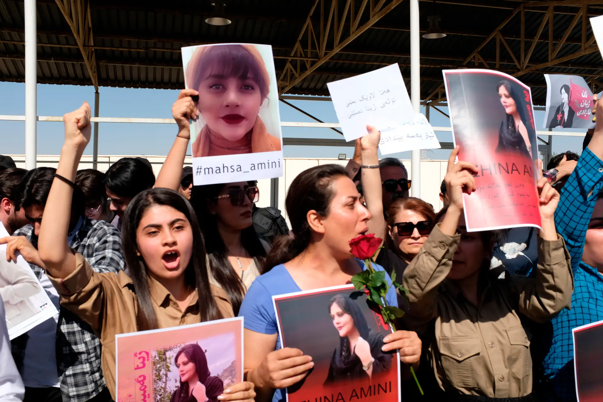 Iranianos voltam às ruas para protestar contra morte da jovem Masha Amini