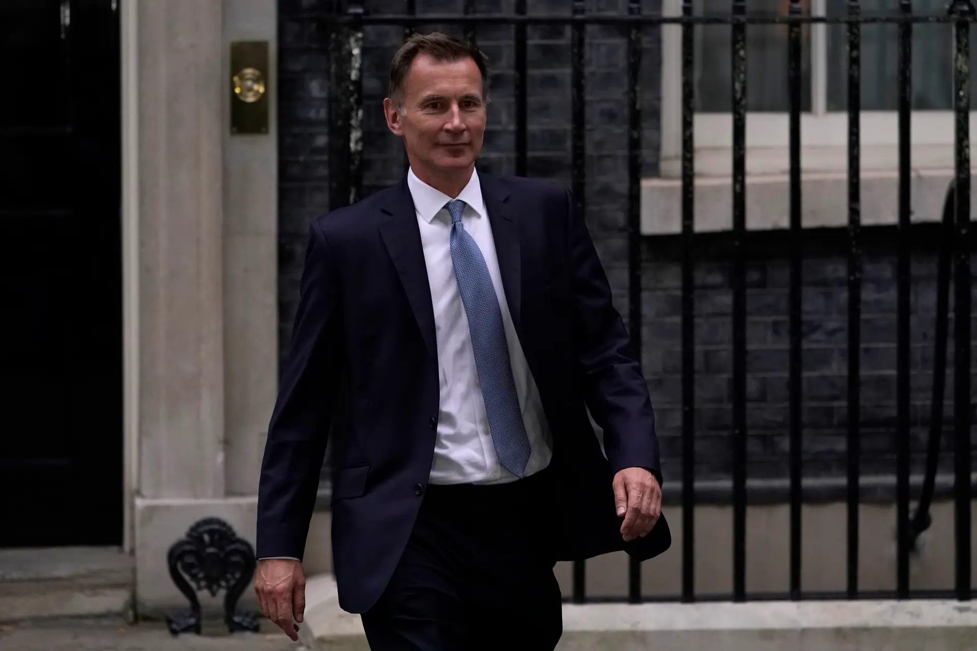Novo ministro britânico das Finanças avisa que impostos terão de subir