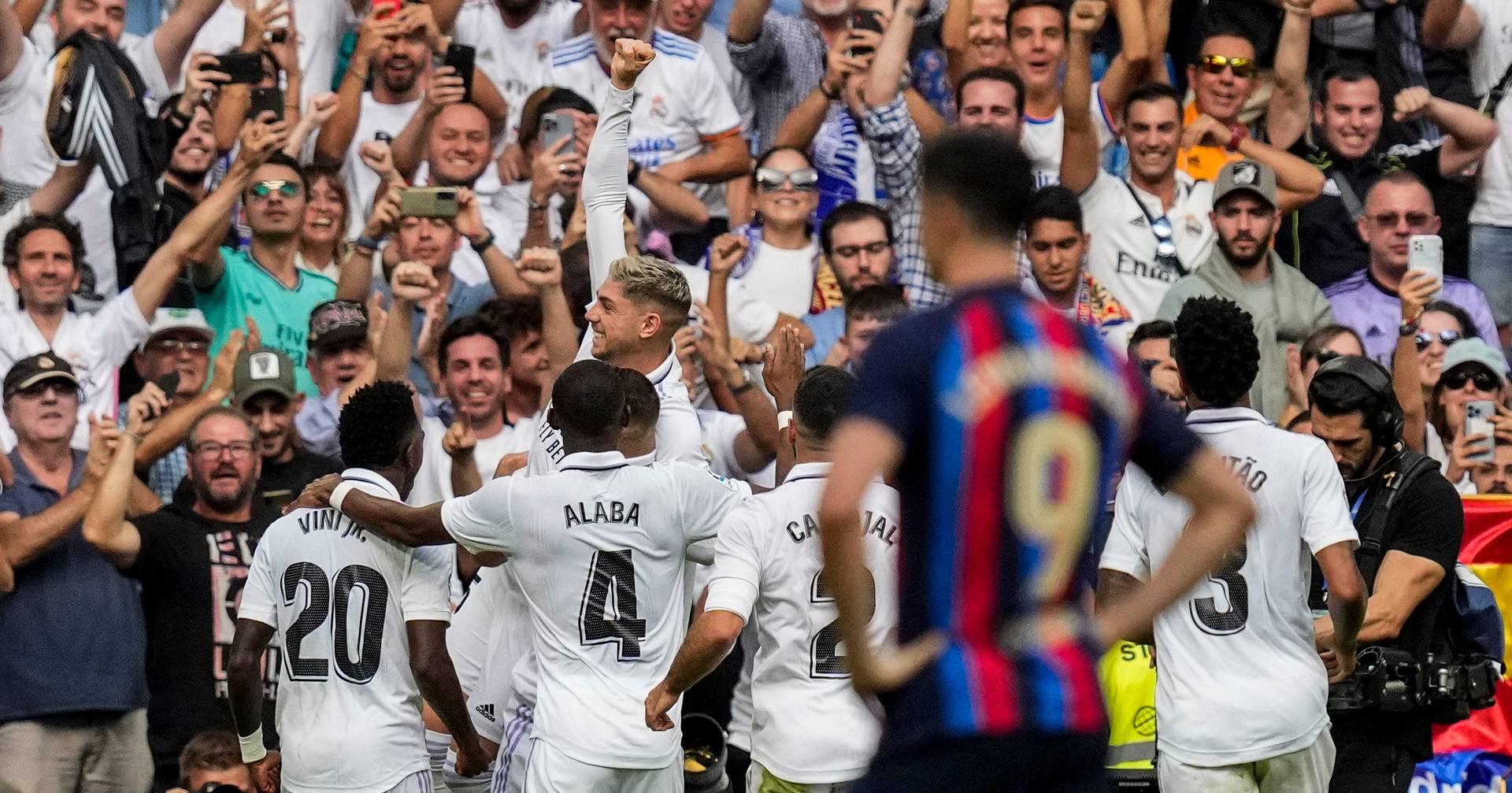 El Real Madrid venció al Barcelona y se aisló en la cima de la liga española