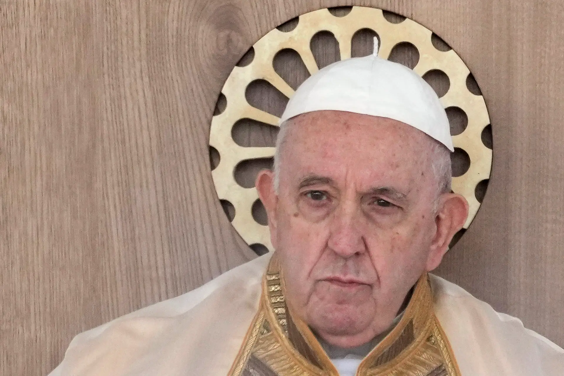 Papa pede o fim da “loucura cruel da guerra”