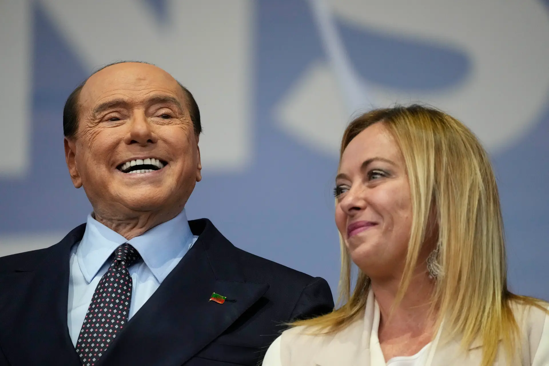 Eleições em Itália: Meloni e Berlusconi reconciliam-se após zanga