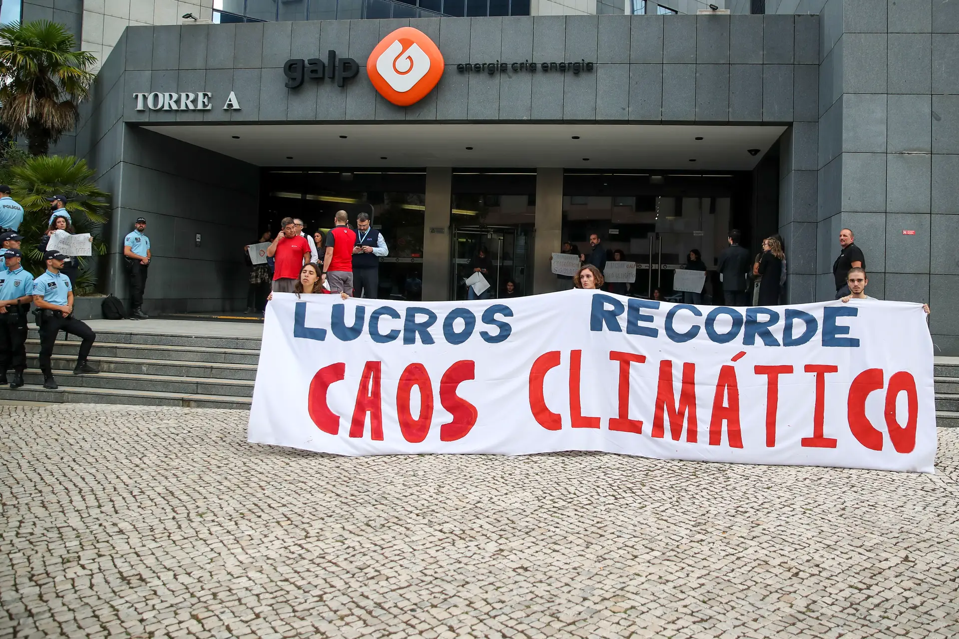Ativistas detidos por bloqueio da sede da Galp foram presentes a tribunal