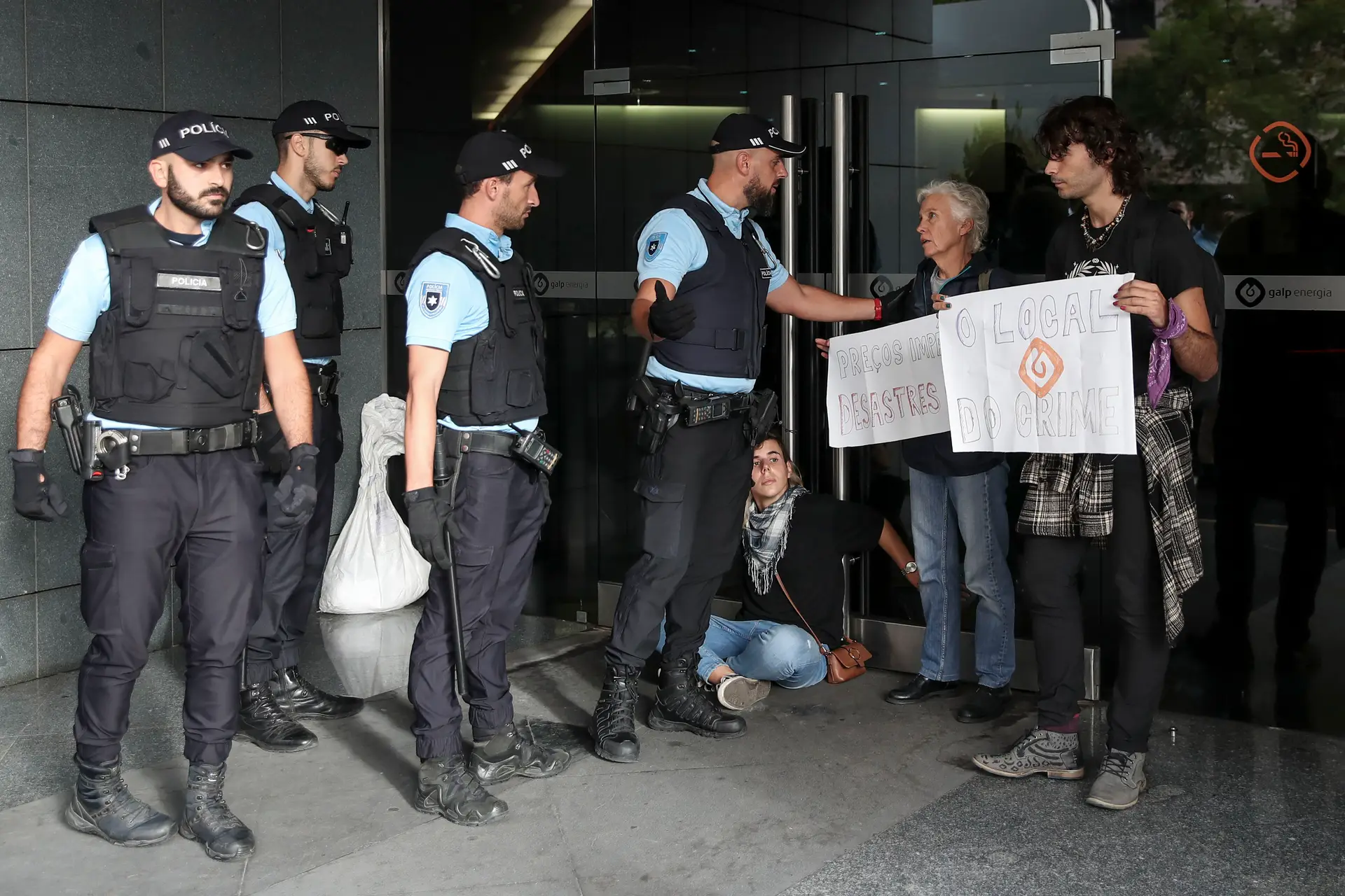 Três ativistas pelo clima que protestavam junto à Galp detidas pela PSP