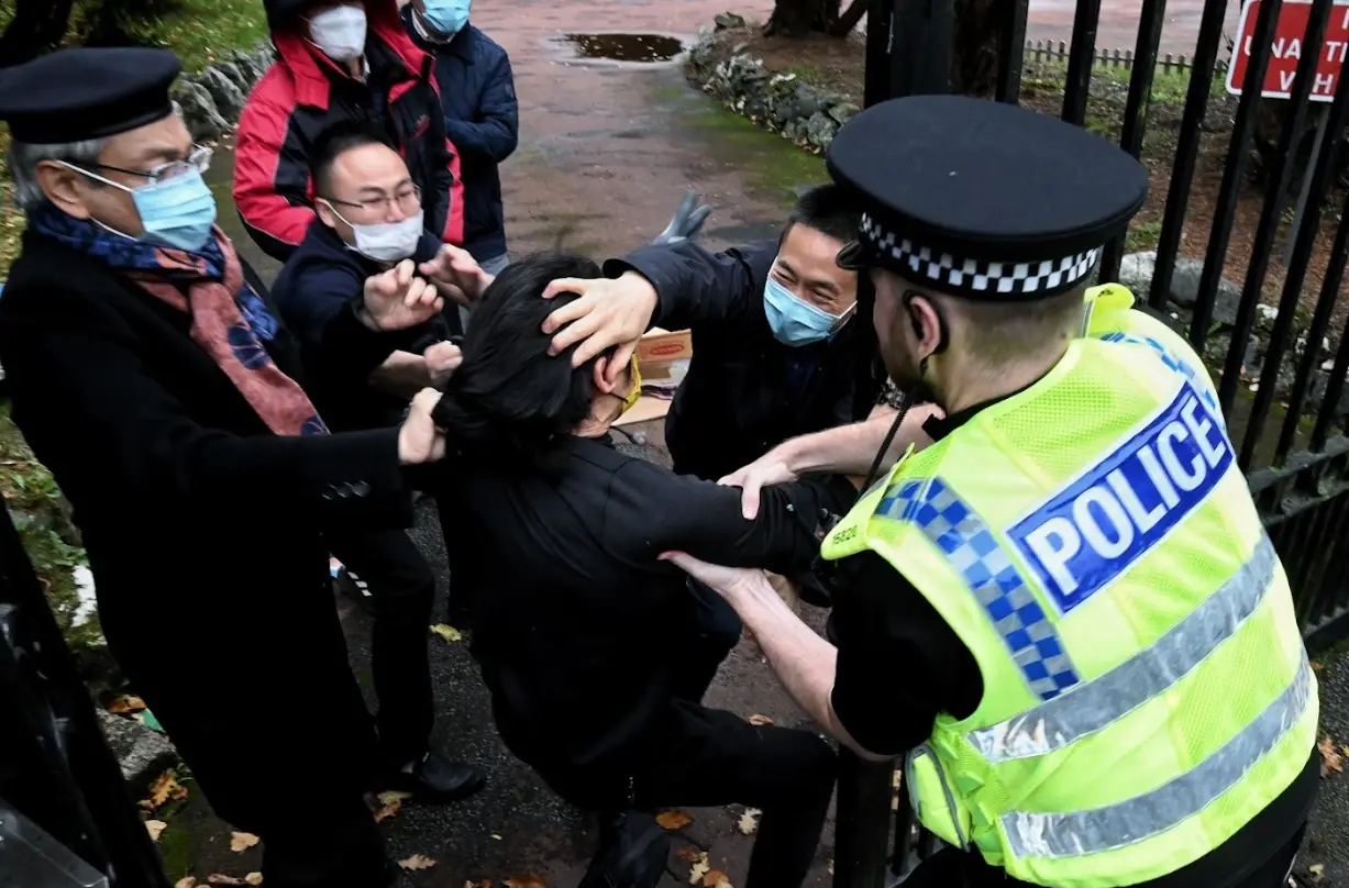 Ativista agredido no consulado chinês em Manchester, legisladores pedem investigação