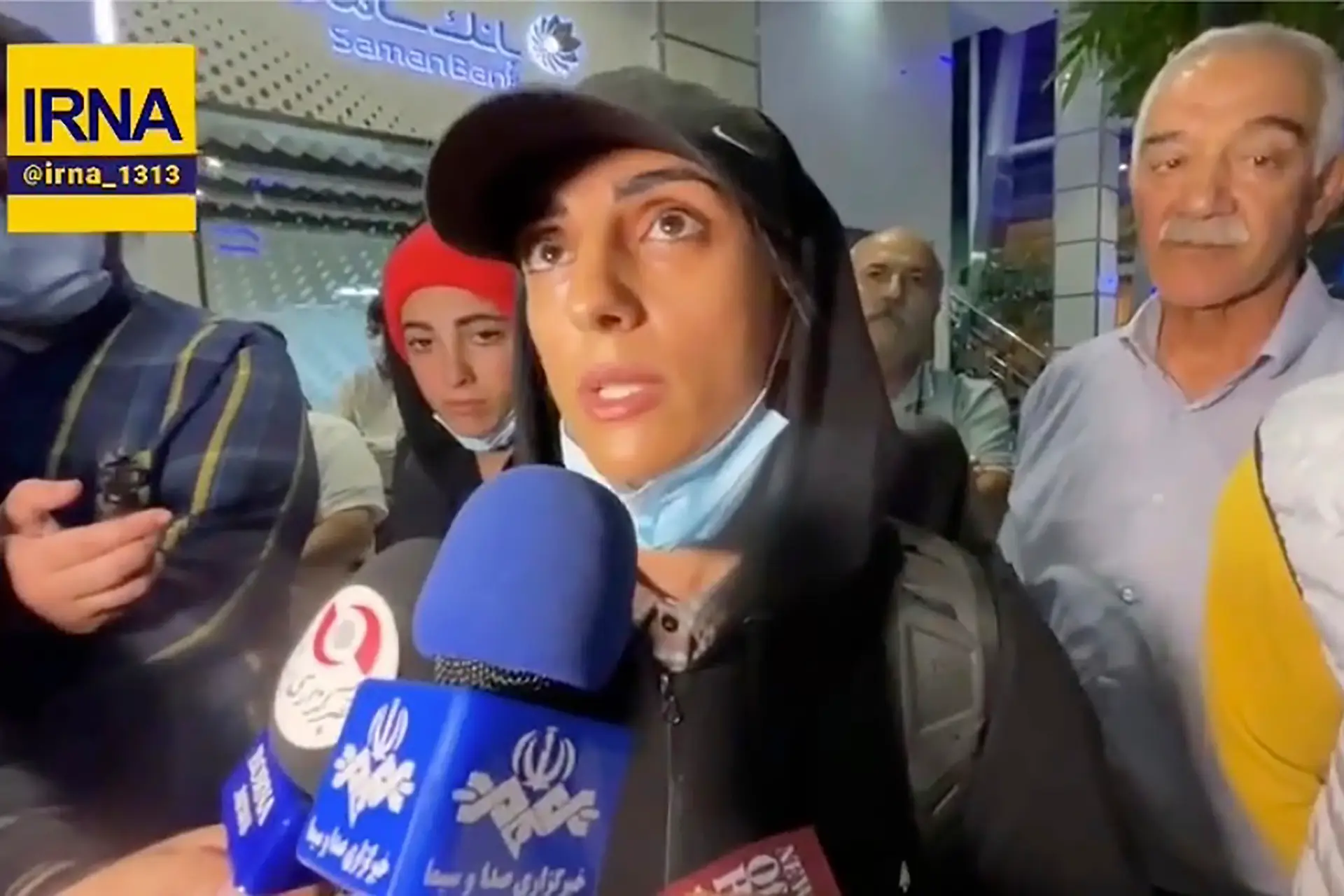 Atleta iraniana Elnaz Rekabi recebida em Teerão como heroína após competir sem véu