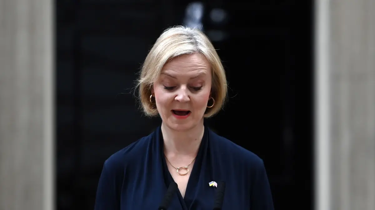 Liz Truss apresenta demissão do cargo de primeira-ministra britânica.