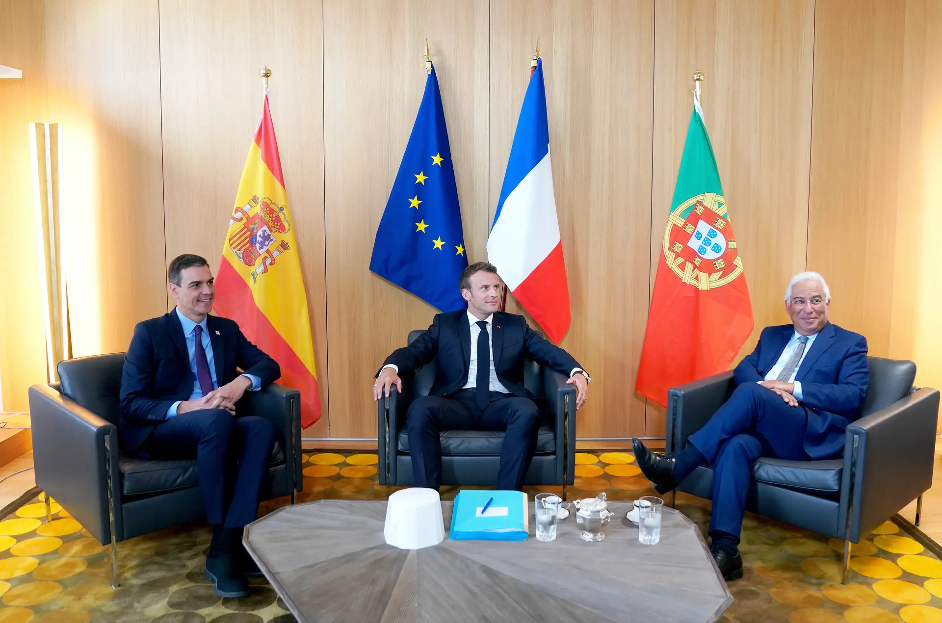 Pedro Sánchez, Emmanuel Macron e António Costa em Bruxelas