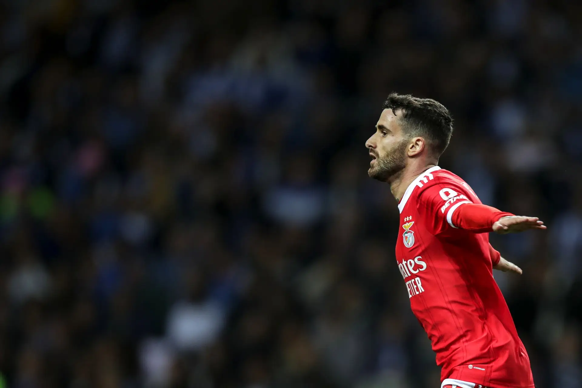 Benfica vence FC Porto e segue isolado no primeiro lugar do campeonato