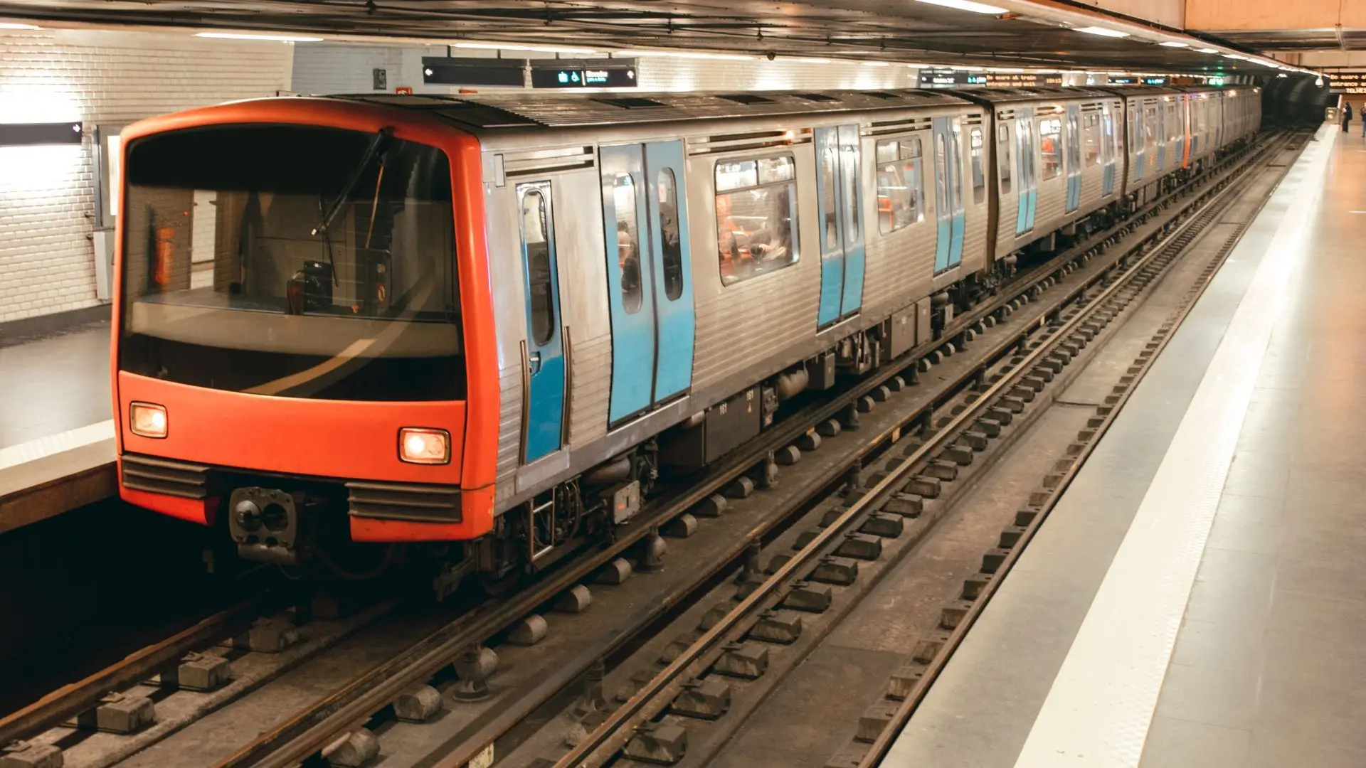 Metro De Lisboa Circulação Interrompida Na Linha Azul Devido A Avaria Sic Notícias 1812